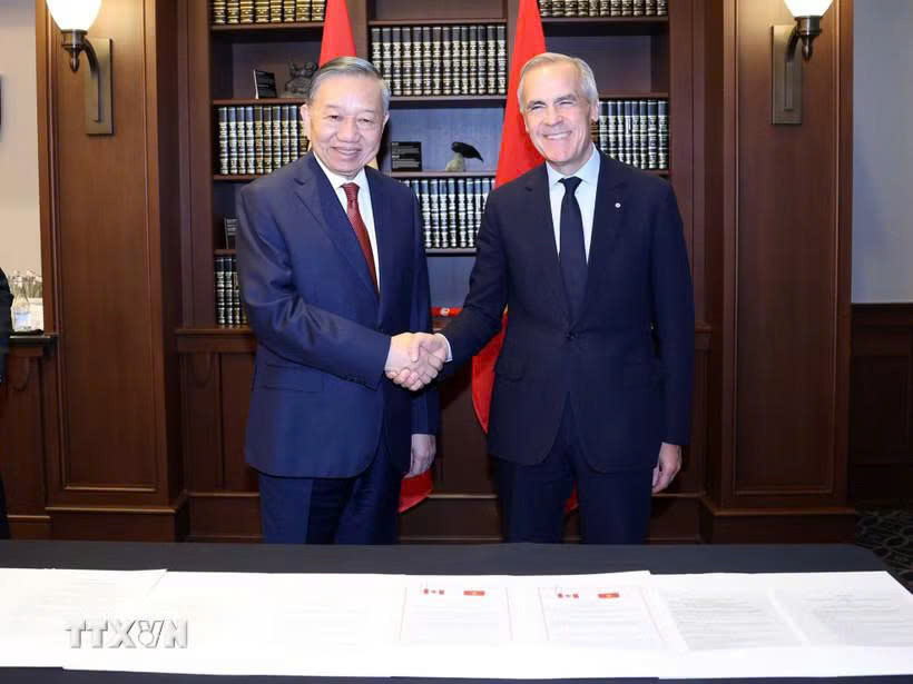Tổng Bí thư, Chủ tịch nước Tô Lâm và Thủ tướng Canada Mark Carney chụp ảnh chung