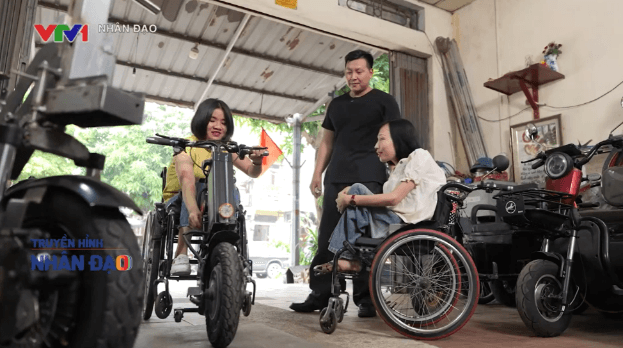 Tại xưởng, những người khuyết tật được bố trí công việc phù hợp với khả năng, từng bước lấy lại sự tự tin trong lao động