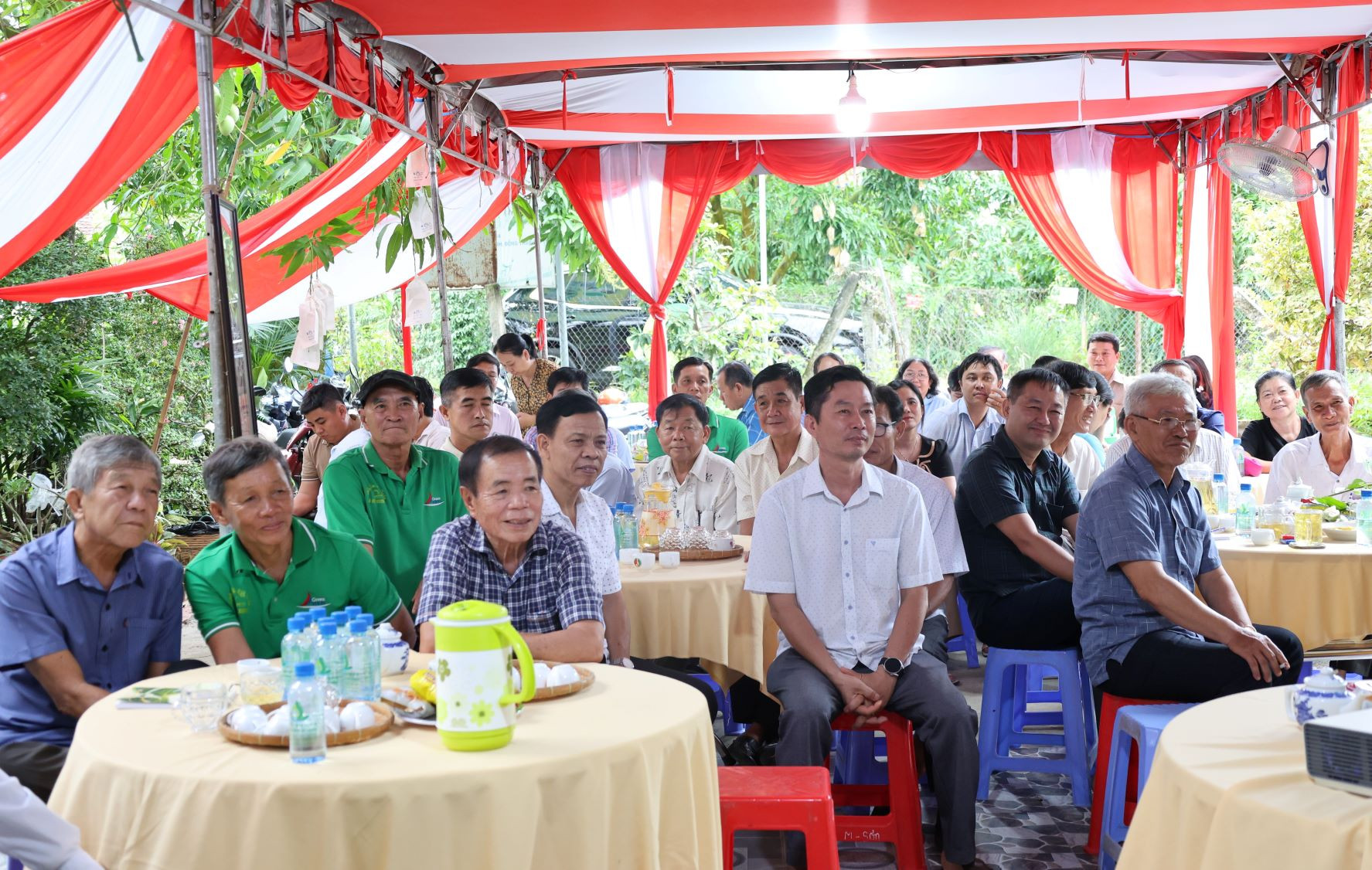 Bà con nông dân trồng xoài xã Mỹ Thọ lắng nghe những gợi mở của nguyên Phó Chủ tịch Quốc hội Lê Minh Hoan về câu chuyện làm nên giá trị trái xoài từ chất lượng và thương hiệu