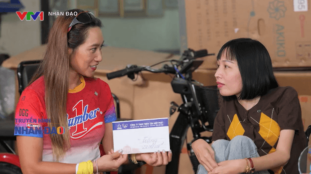 Đại diện Tân Hiệp Phát gặp gỡ chị Lâm Thị Nga trong hành trình “Nối trọn yêu thương”