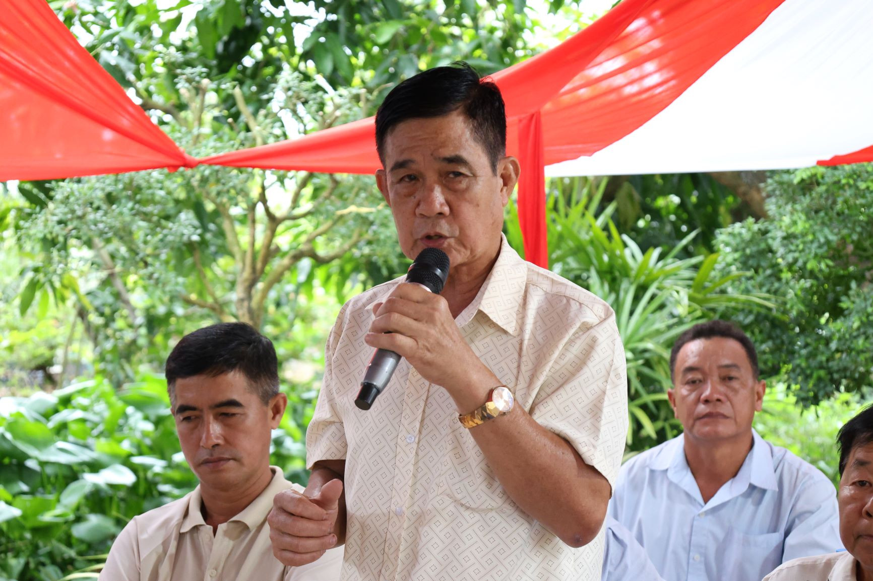 Nhiều năm qua ông Đoàn Thanh Hiền quyết tâm, kiên trì trồng xoài theo 6 chữ: ”Ngon, lành, đẹp, đều, nhiều, rẻ”