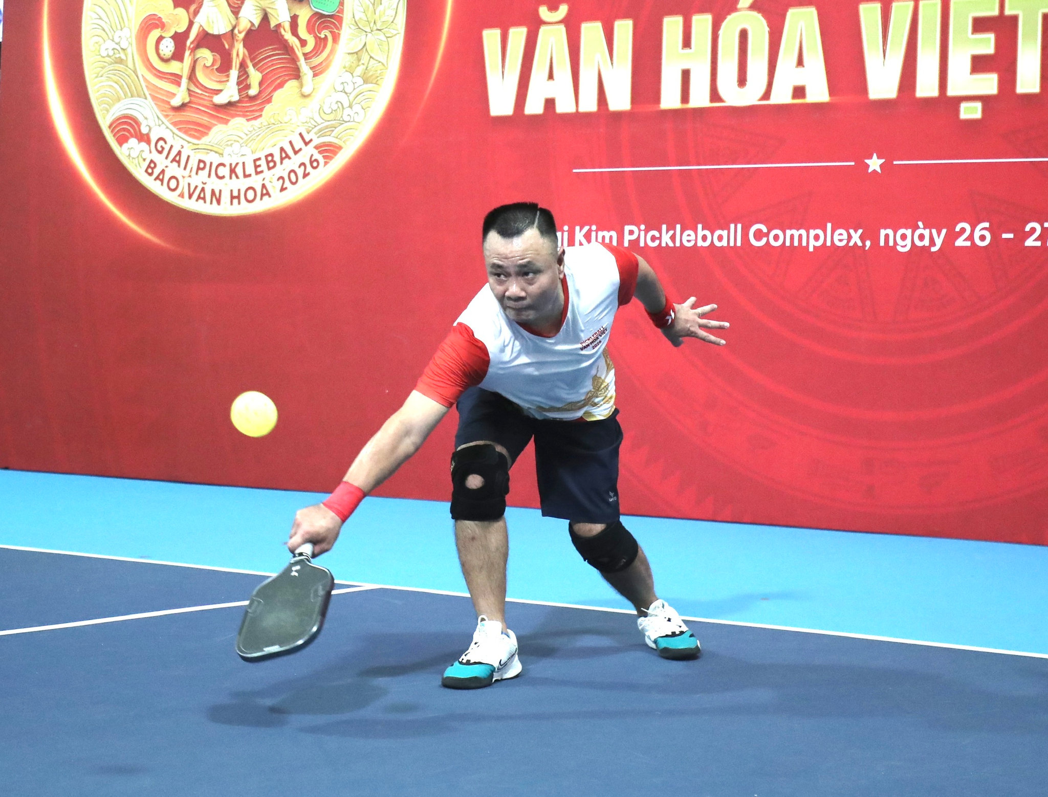 NSND Tự Long thi đấu