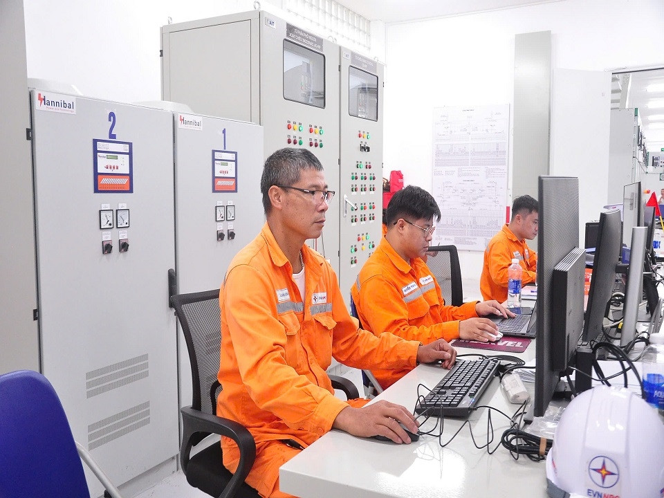 Công ty Điện lực Lạng Sơn vận hành, giám sát hệ thống pin lưu trữ năng lượng sau khi thực hiện đóng điện. Ảnh NPC