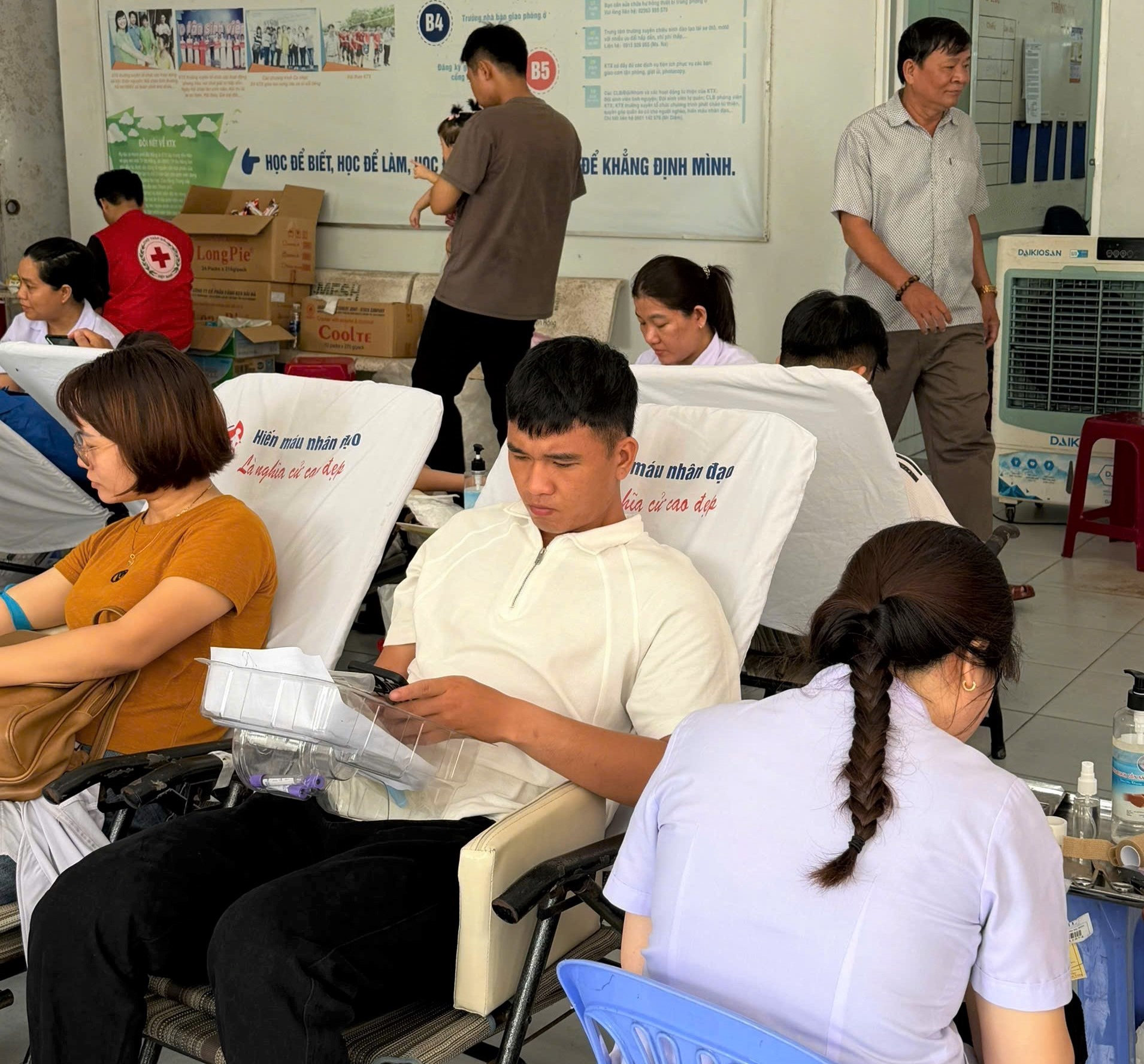 Lan tỏa thông điệp sẻ chia vì cộng đồng - ”một giọt máu cho đi, một cuộc đời ở lại”.