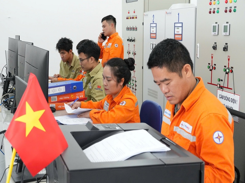 Hoàn thiện các thủ tục theo quy định sẵn sàng đóng điện hệ thống BESS. Ảnh NPC