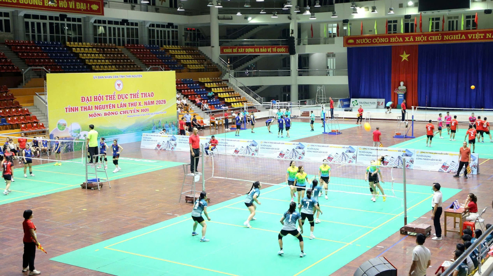 Các vận động viên thi đấu bộ môn bóng chuyền hơi tại Đại hội
