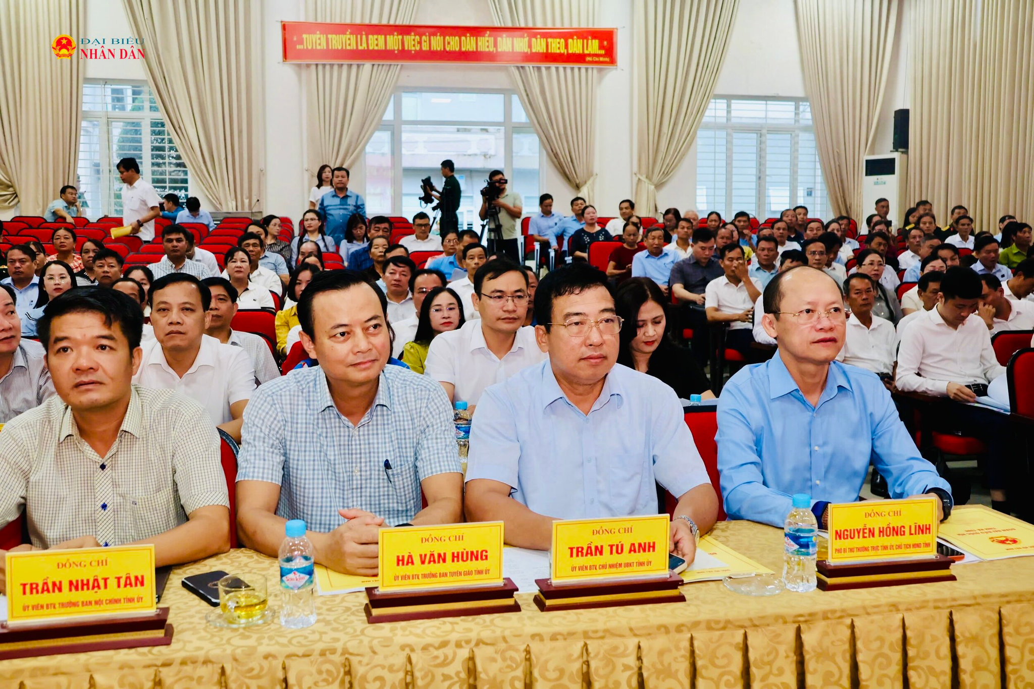 Lãnh đạo tỉnh Hà Tĩnh và cử tri tham dự hội nghị