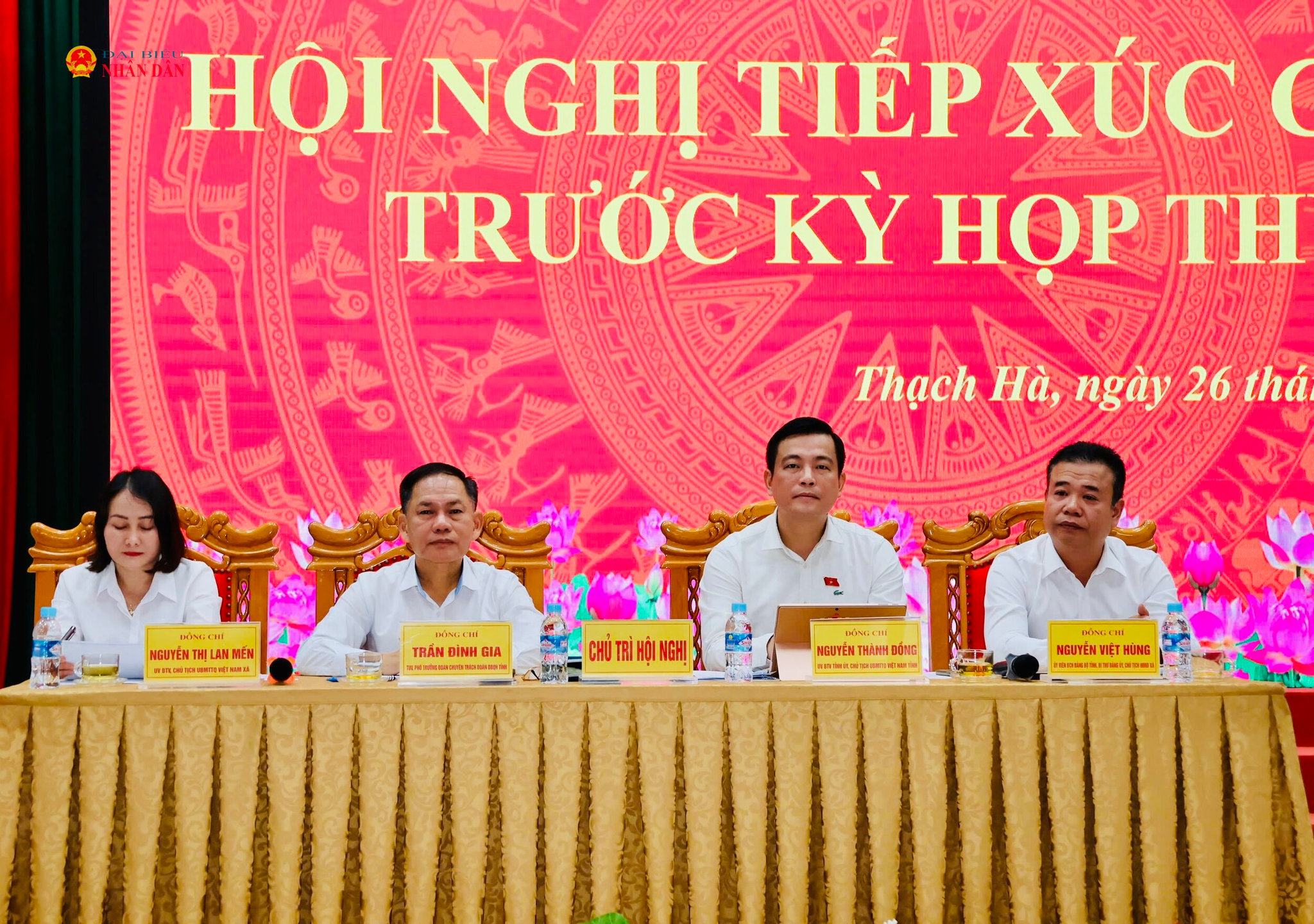 Các đại biểu chủ trì hội nghị TXCT.