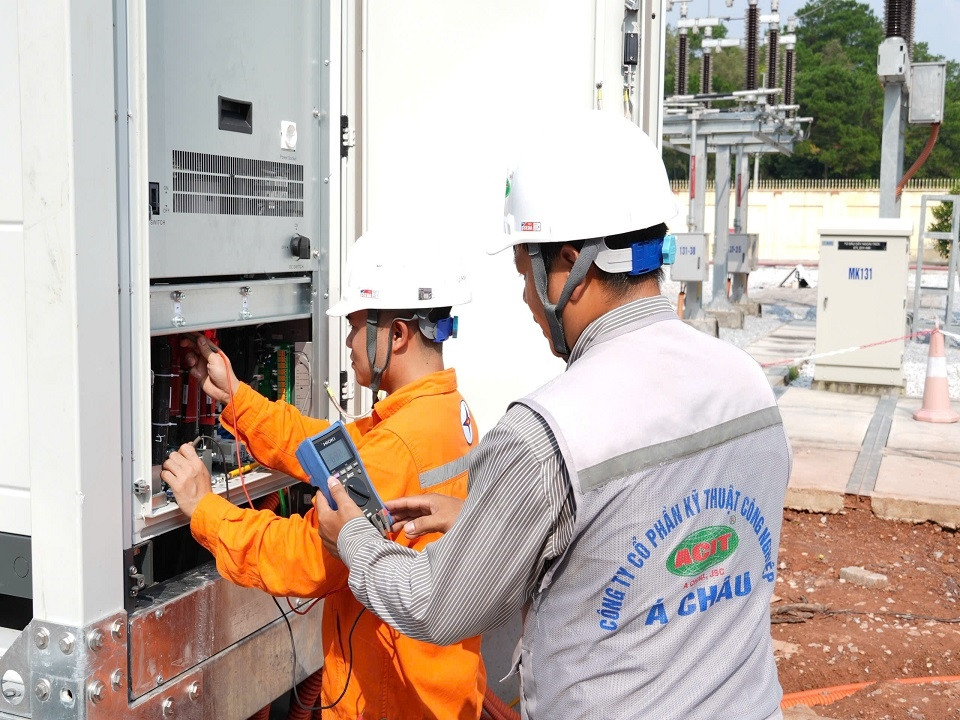 Kiểm tra thiết bị để sẵn sàng cho việc đóng điện hệ thống pin lưu trữ năng lượng. Ảnh NPC