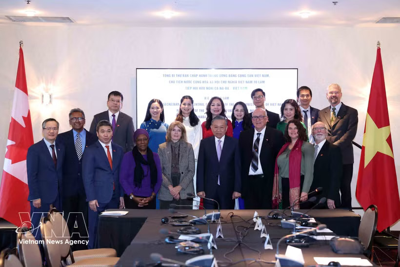 General Secretary of the Communist Party of Vietnam Central Committee and President To Lam and delegates pose for a photo at the meeting. (Photo: VNA)