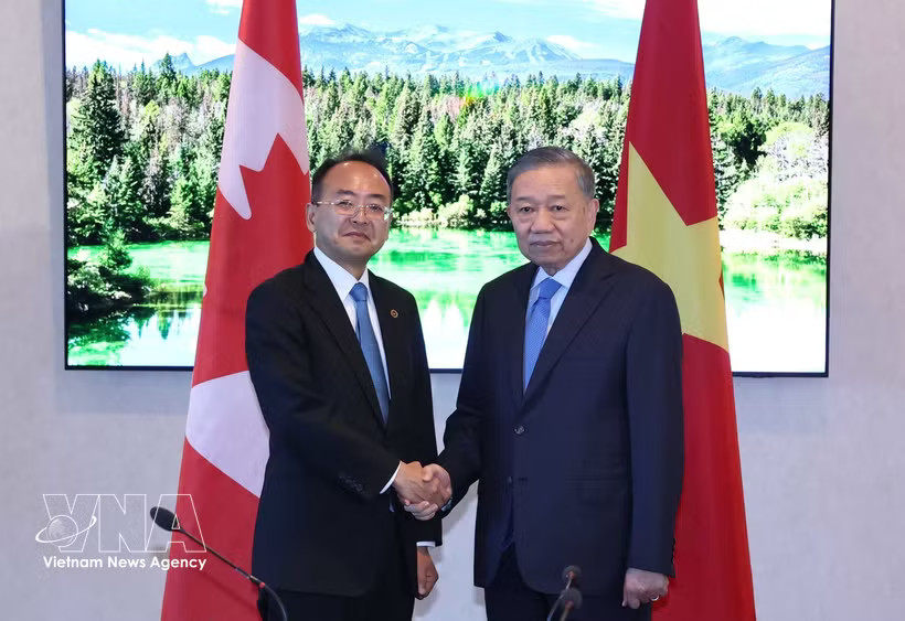 General Secretary of the Communist Party of Vietnam Central Committee and President To Lam (right) meets with Toshiyuki Onuma, President of the International Civil Aviation Organisation (ICAO) Council, in Canada on September 25 (local time). (Photo: VNA)