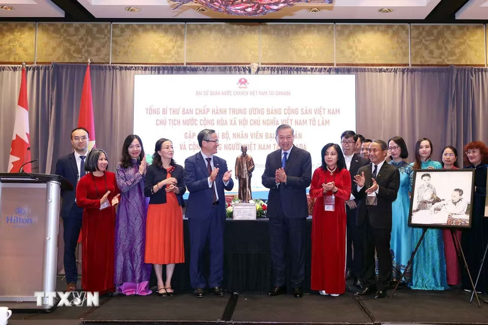 Tổng Bí thư, Chủ tịch nước Tô Lâm tặng bức tượng Chủ tịch Hồ Chí Minh cho Đại sứ quán và cộng đồng người Việt Nam tại Canada