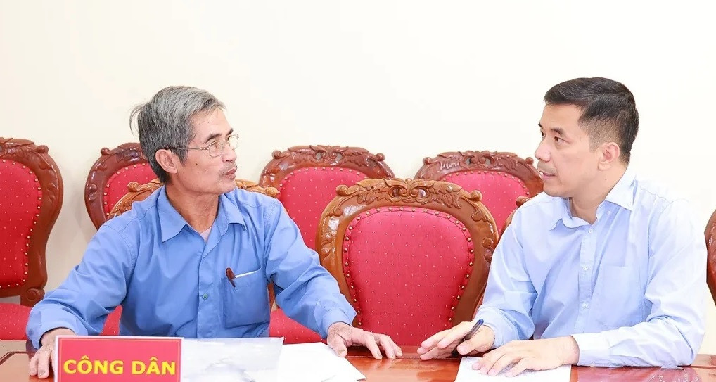 Chủ tịch HĐND tỉnh Thanh Hóa Nguyễn Hồng Phong lắng nghe những kiến nghị, phản ánh của người dân tại buổi tiếp xúc