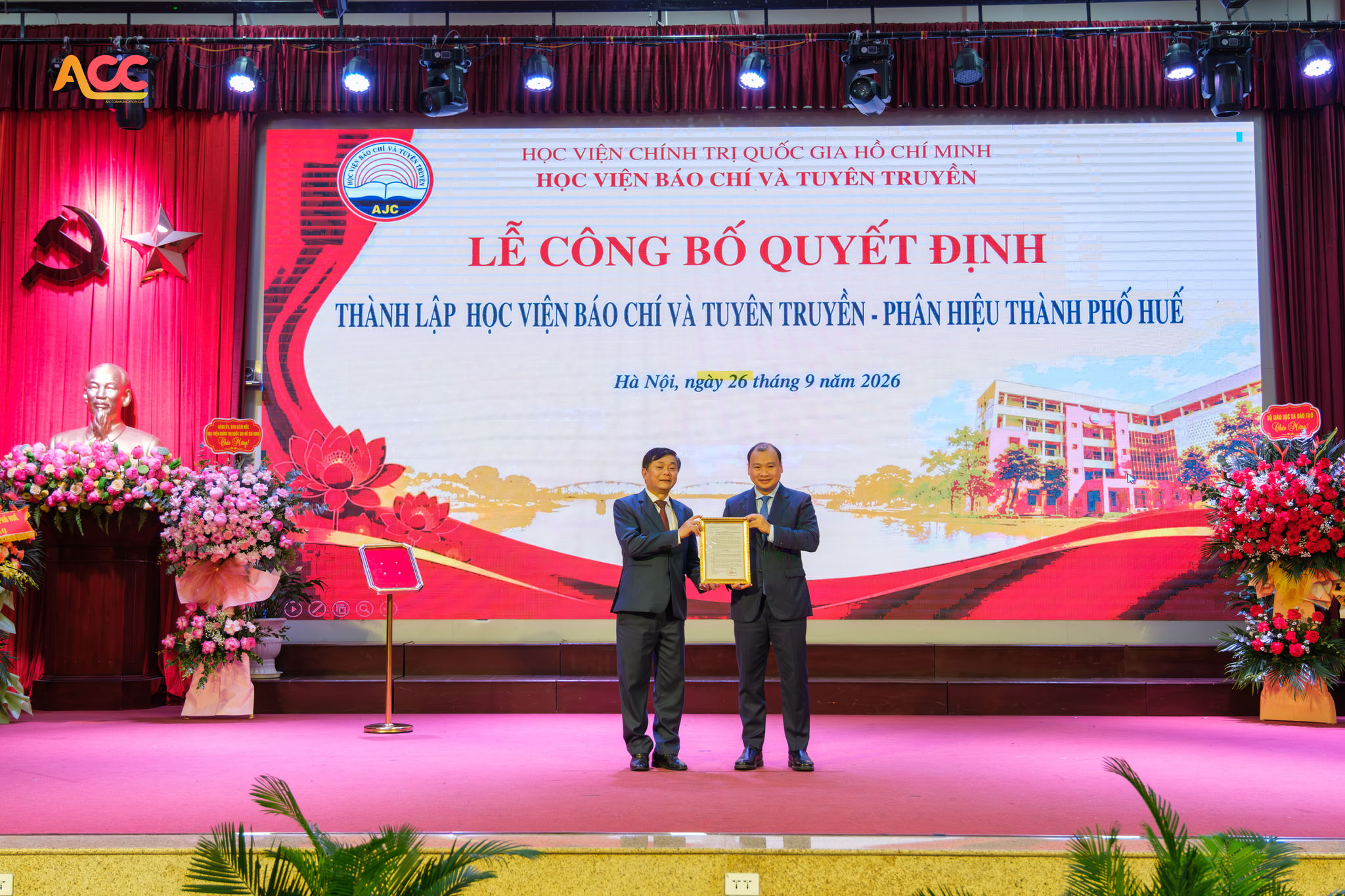 PGS.TS Lê Hải Bình, Ủy viên Ban Chấp hành Trung ương Đảng, Phó Giám đốc Thường trực Học viện Chính trị quốc gia Hồ Chí Minh trao Quyết định thành lập Phân hiệu cho Học viện Báo chí và Tuyên truyền.