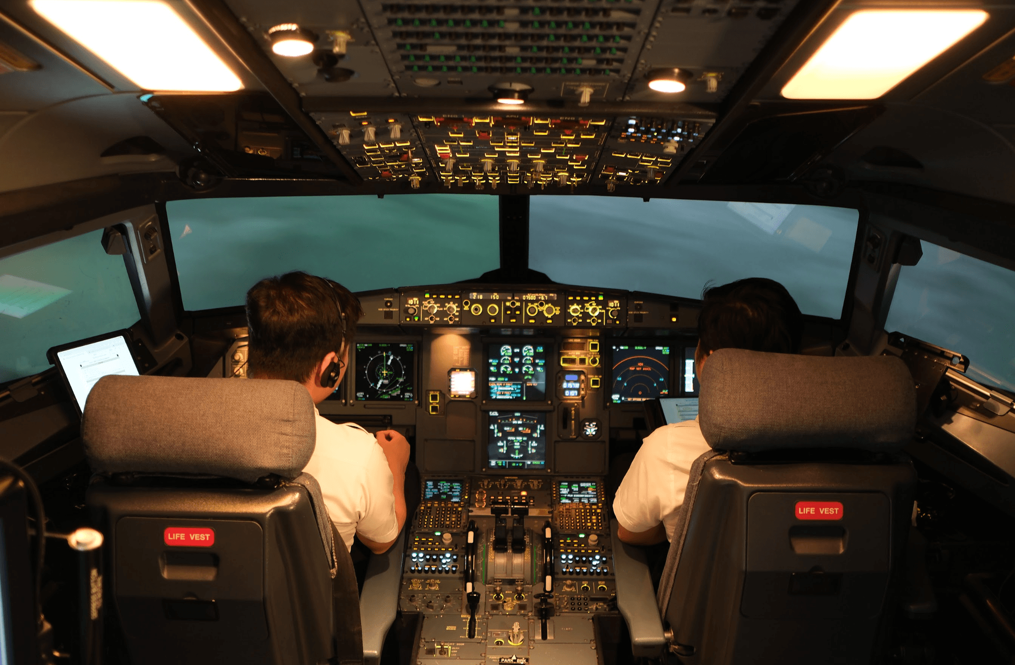 Hoạt động huấn luyện của Vietnam Airlines, hệ thống SIM đạt hàng chục nghìn giờ khai thác mỗi năm, phục vụ các chương trình định kỳ, chuyển loại và nâng cấp cho khoảng 2.500 lượt phi công. Ảnh VNA