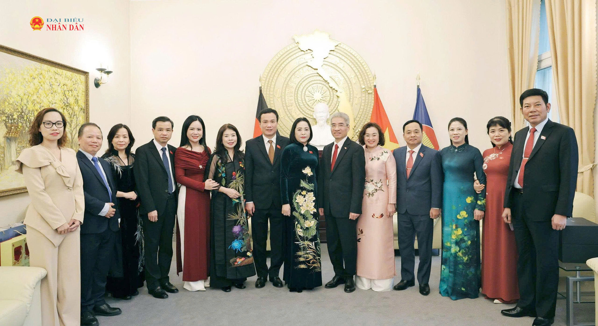 Phó Chủ tịch Quốc hội Nguyễn Thị Thanh và các đại biểu thăm Đại sứ quán Việt Nam tại Đức