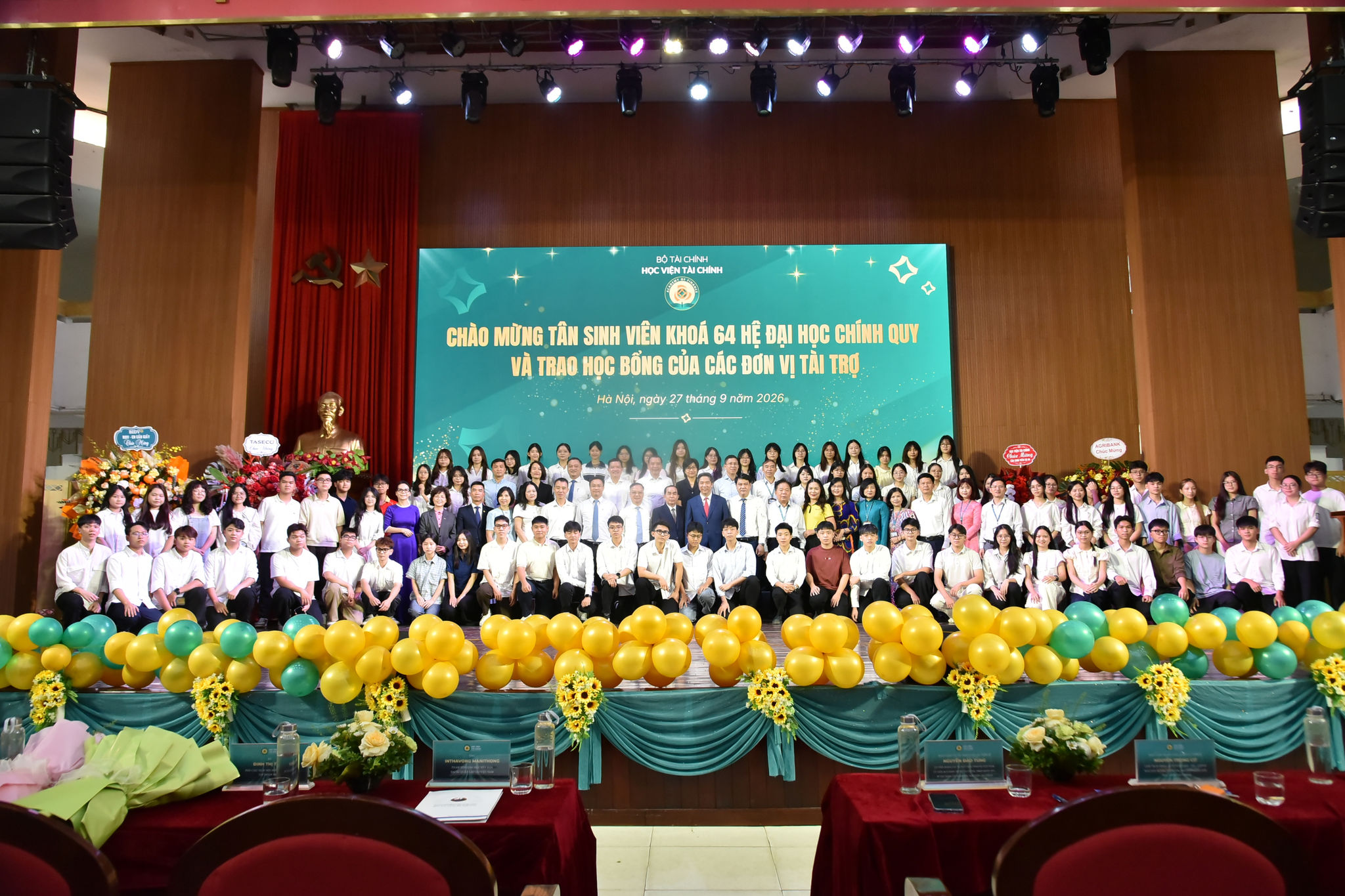 Thầy trò Học viện Tài chính tại lễ chào mừng tân sinh viên CQ64