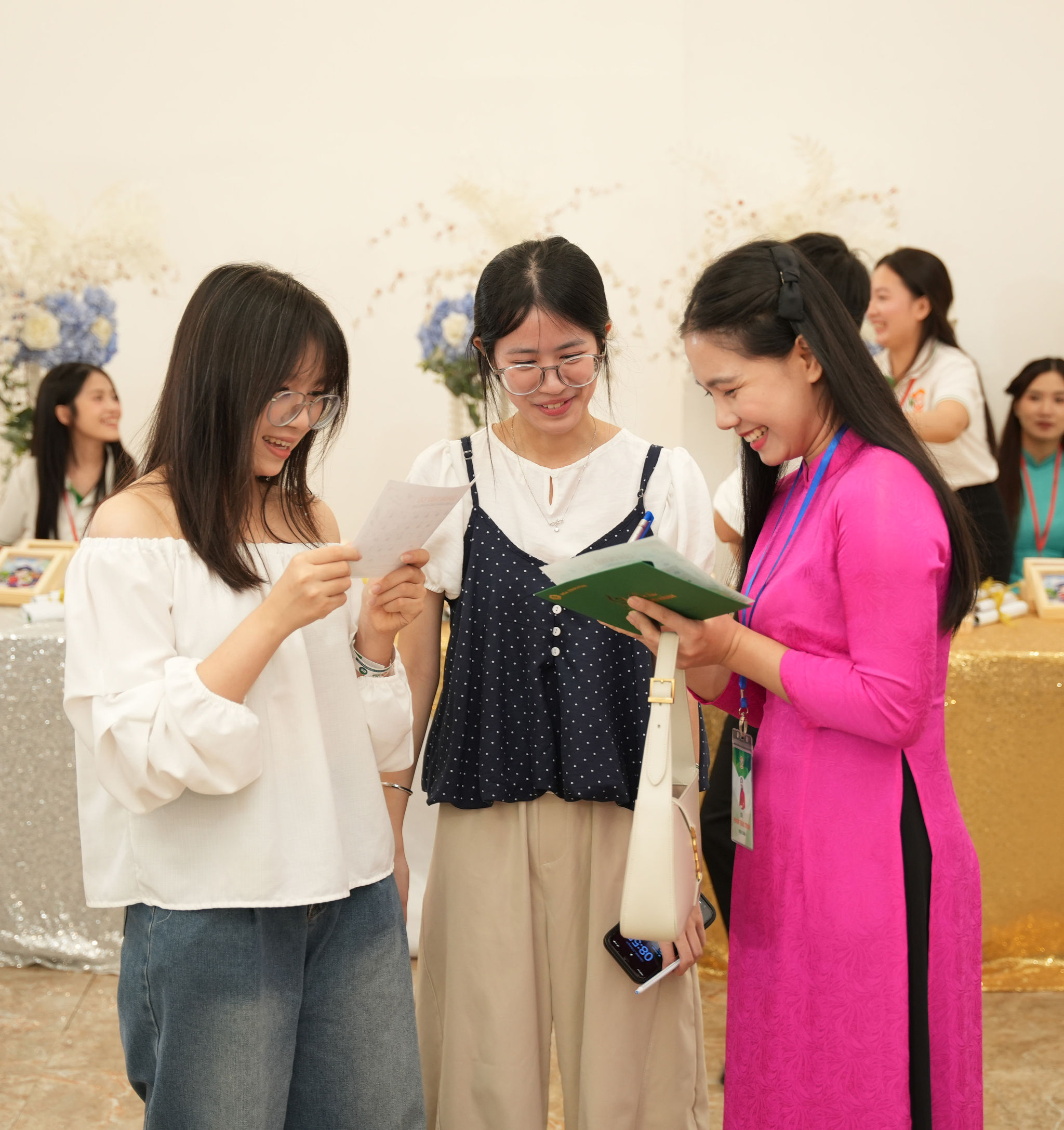 Theo thầy giáo Khương, ”lời hứa đồng hành” đã thực sự chạm đến trái tim người học khi bầu không khí sự kiện bùng nổ trong khoảnh khắc hàng trăm học sinh ùa lên tri ân và xin chữ ký các thầy cô.