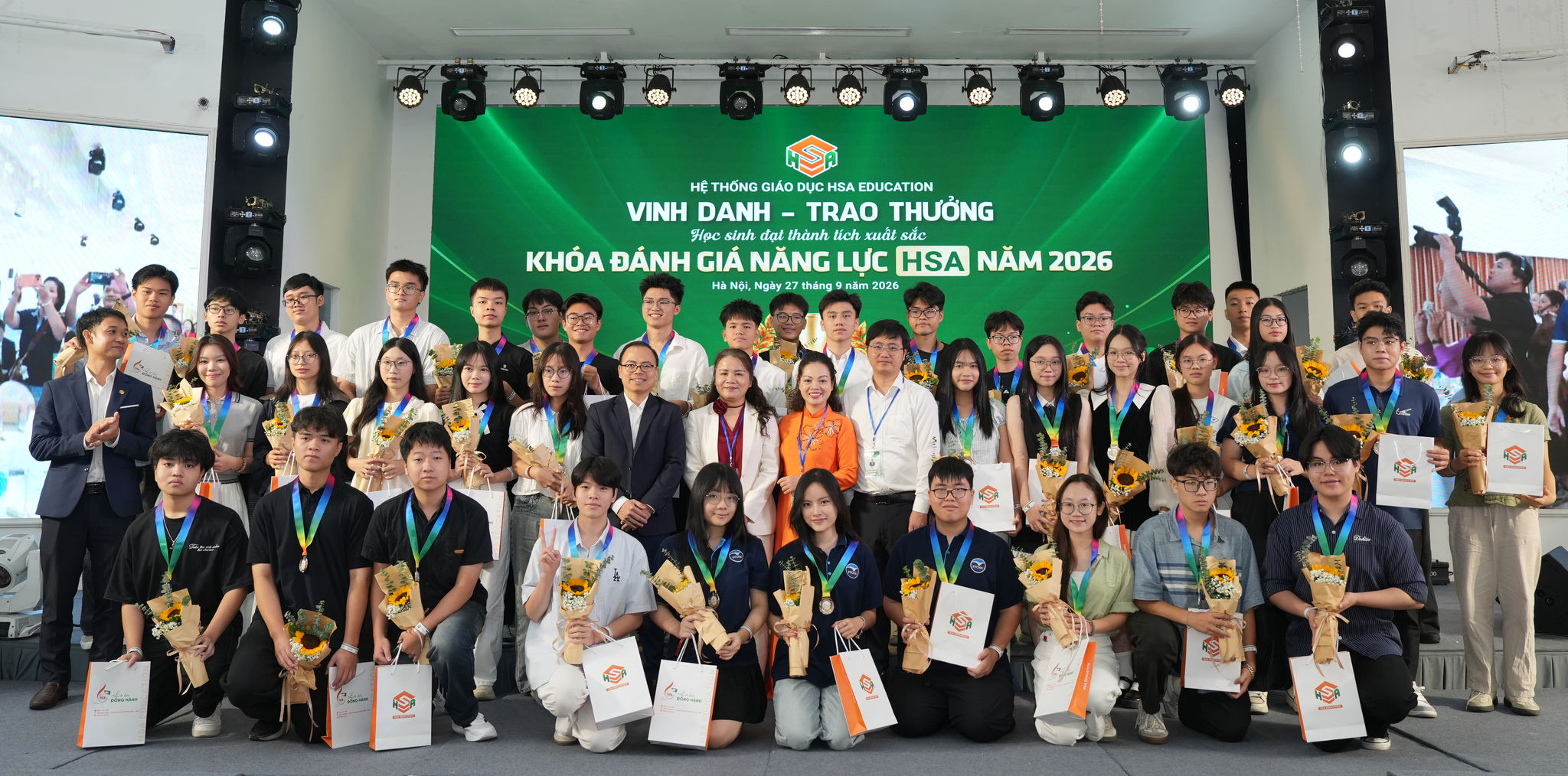 Ban tổ chức trao quà cho những học viên xuất sắc.