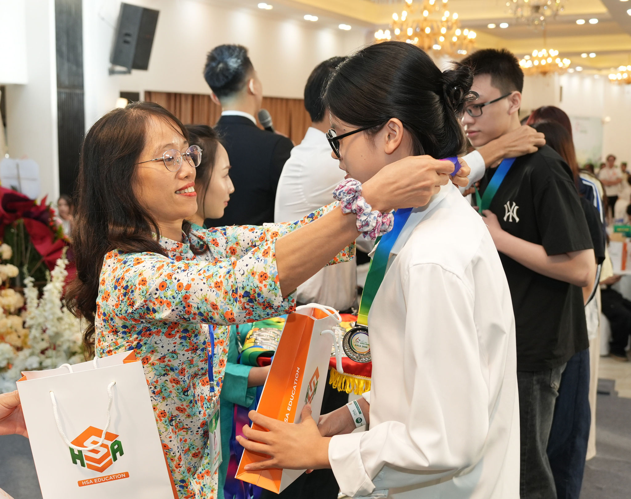 Tại chương trình, các em được vinh danh theo từng nhóm, tự hào bước lên bục vinh quang để nhận kỷ niệm chương, hoa và quà tặng từ chính những người thầy, người cô đã trực tiếp giảng dạy và dìu dắt mình.