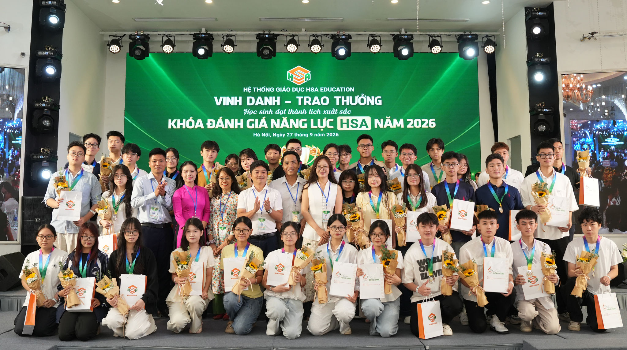 Ban tổ chức trao quà cho những học viên xuất sắc.