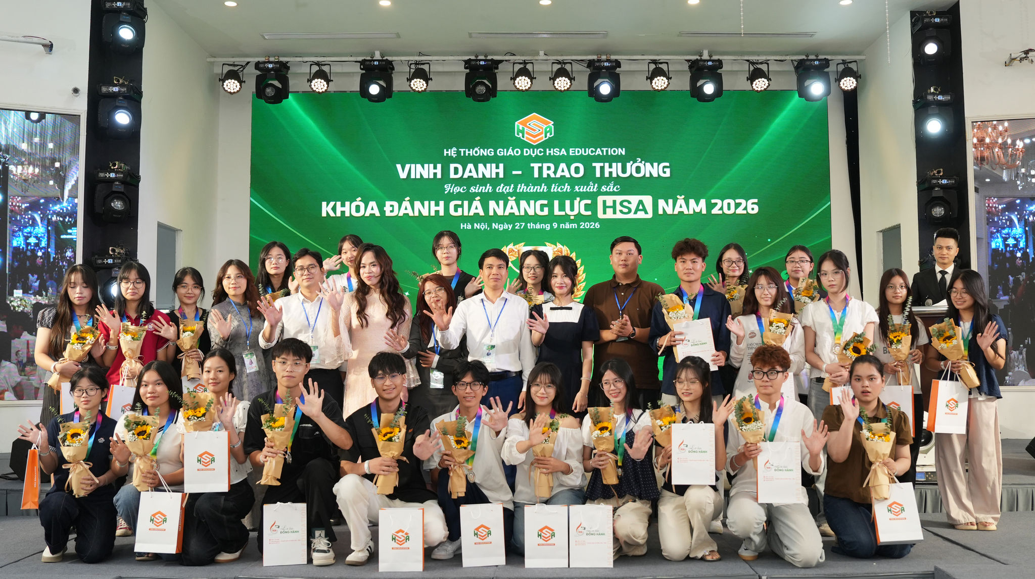Ban tổ chức trao quà cho những học viên xuất sắc.