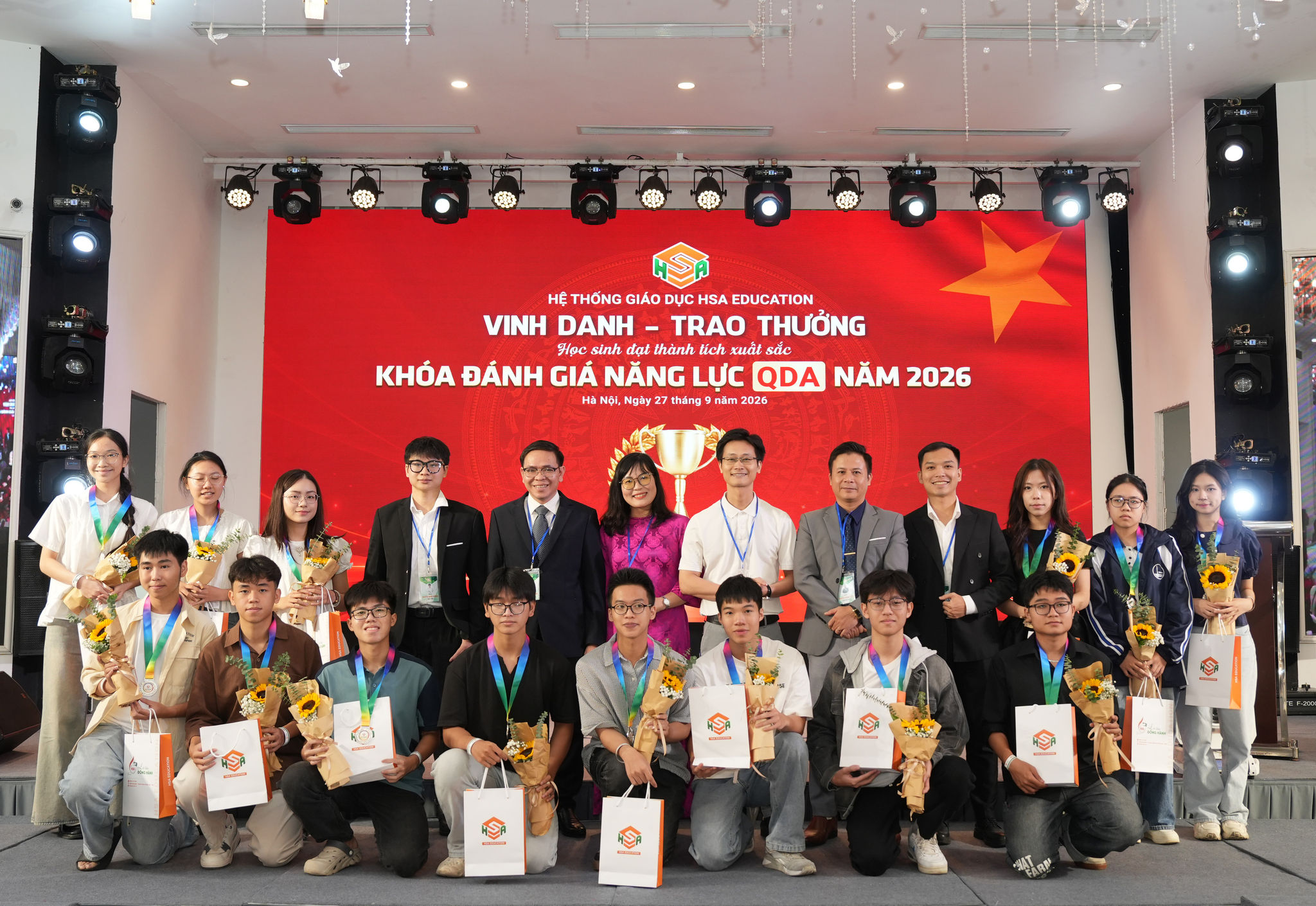 Ban tổ chức trao quà cho những học viên xuất sắc.