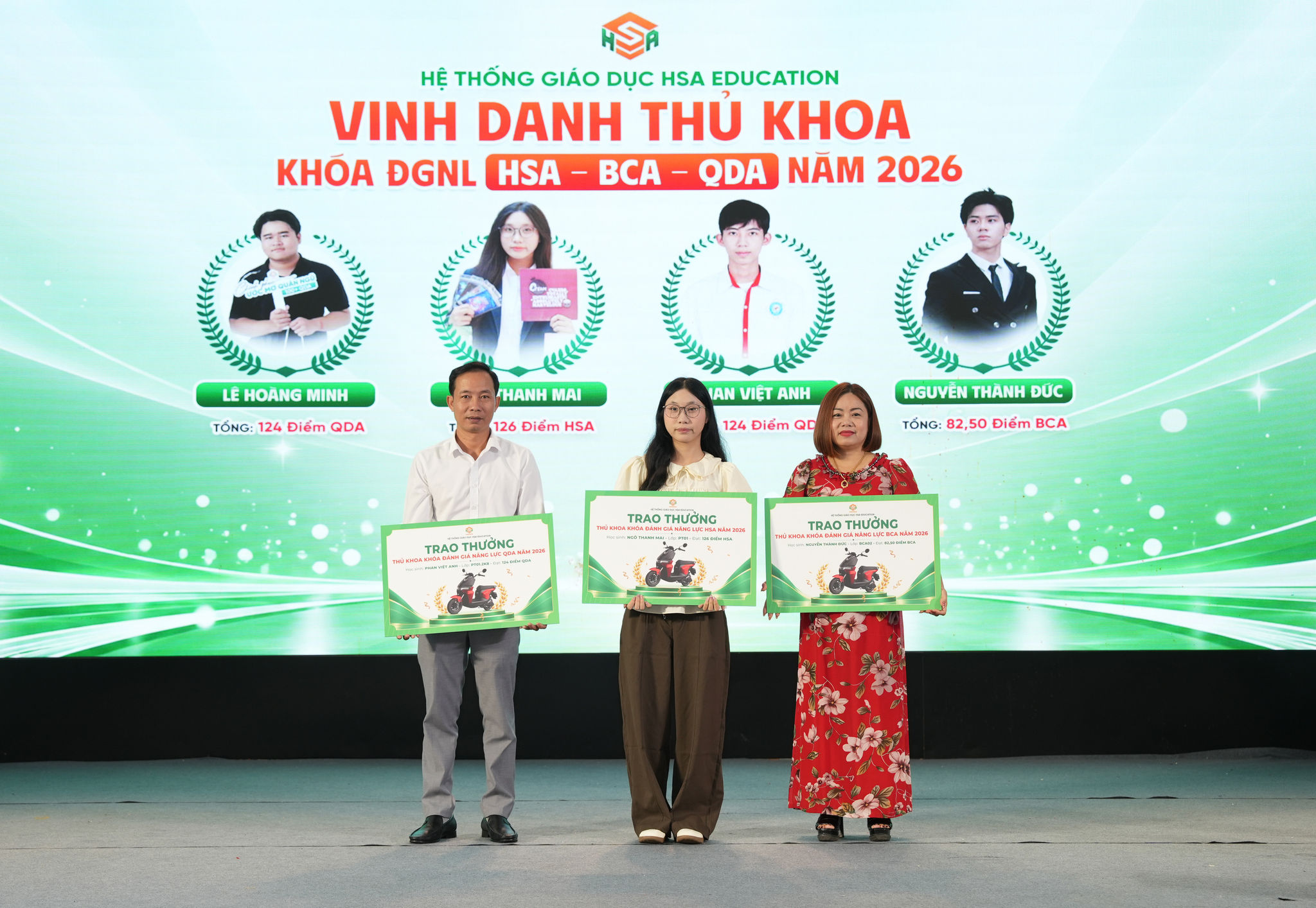 Do đặc thù của môi trường học tập quân đội, hai em không thể trực tiếp tham dự sự kiện. Thay vào đó, phụ huynh học sinh đã đại diện bước lên sân khấu đón nhận phần thưởng. Hình ảnh này một lần nữa làm nổi bật lên giá trị của ”lời hứa đồng hành”, nơi thành quả của các em hôm nay luôn có bóng dáng…