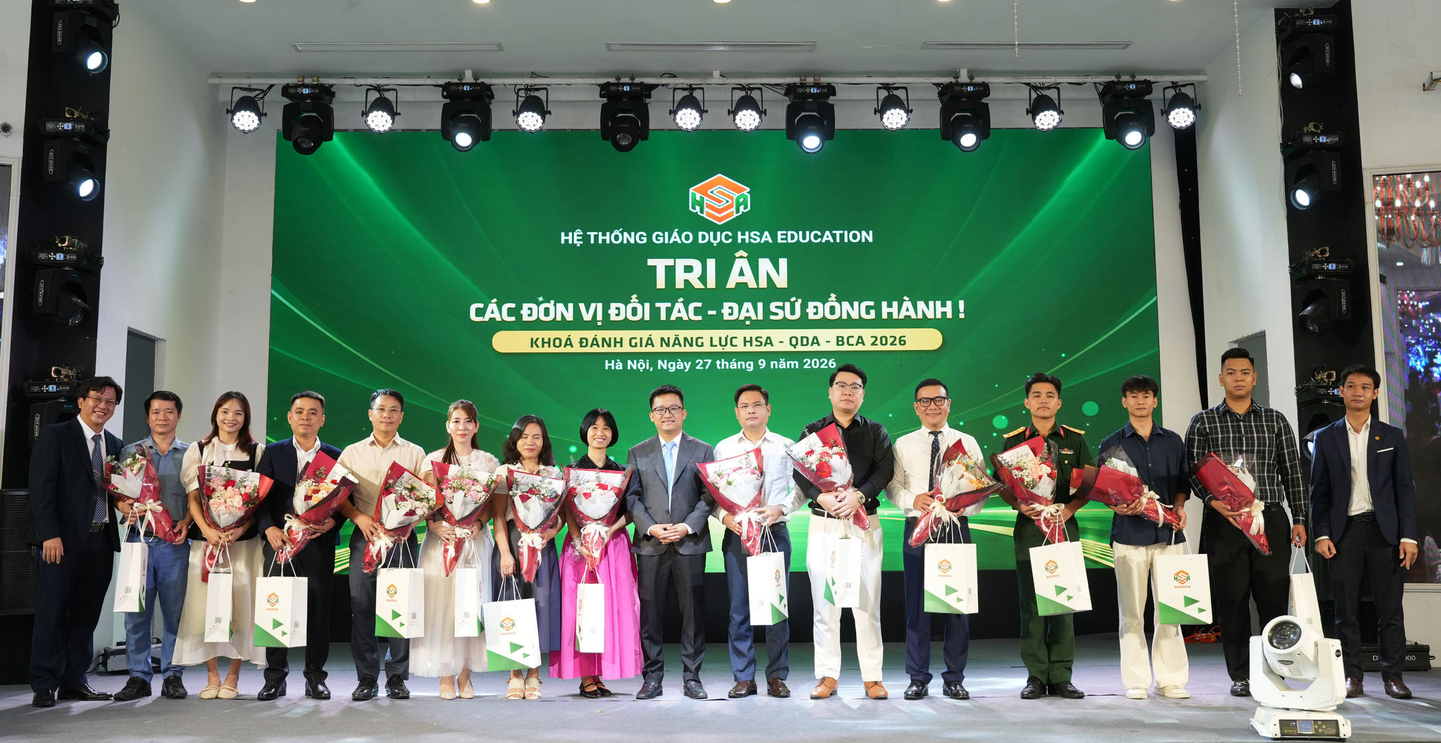 Các đại biểu chụp ảnh lưu niệm tại chương trình.