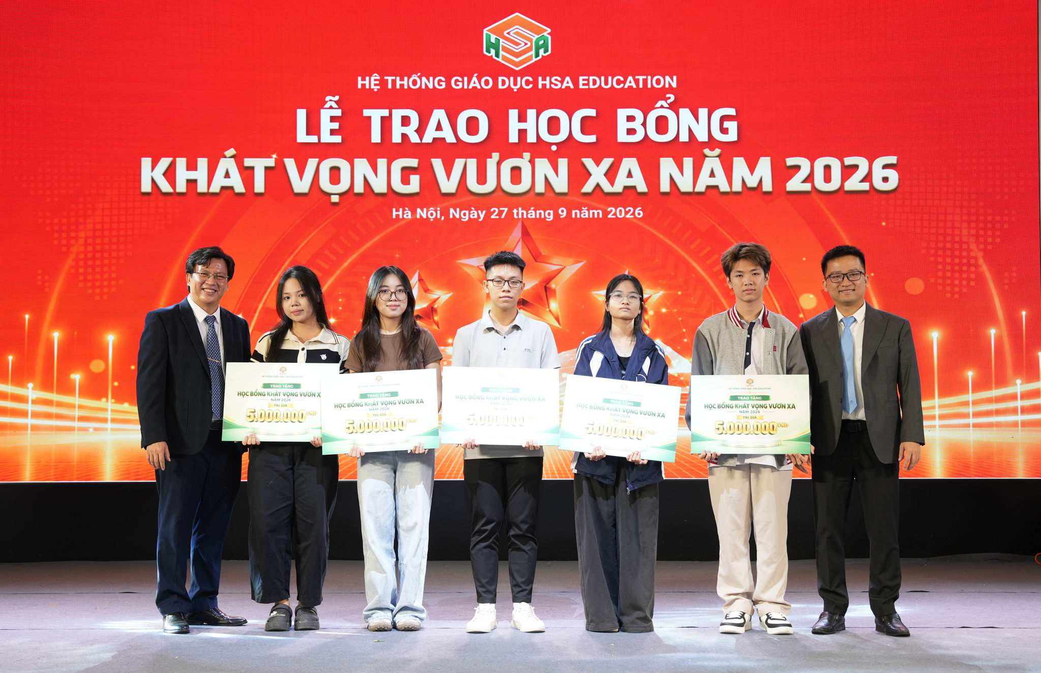 Quỹ học bổng ý nghĩa này được xét duyệt khắt khe dựa trên hai tiêu chí là thành tích học tập xuất sắc và sự đóng góp tích cực cho các hoạt động cộng đồng.