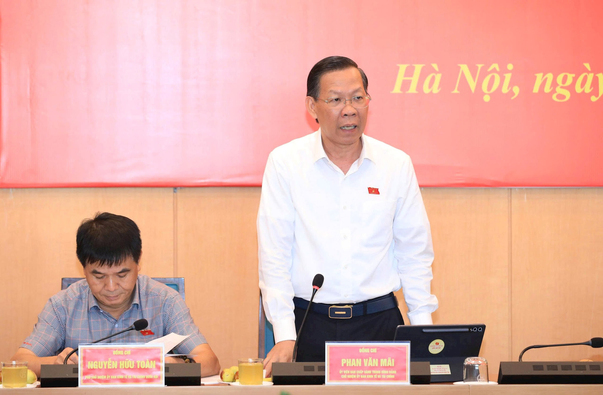 Chủ nhiệm Ủy ban Kinh tế và Tài chính Phan Văn Mãi phát biểu