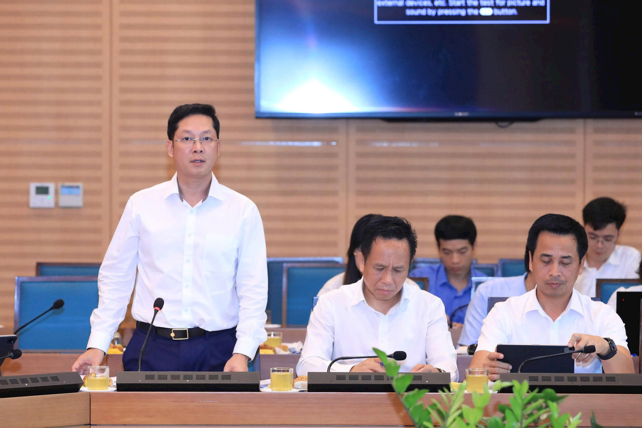 Đại diện lãnh đạo các đơn vị của thành phố Hà Nội tham dự buổi làm việc