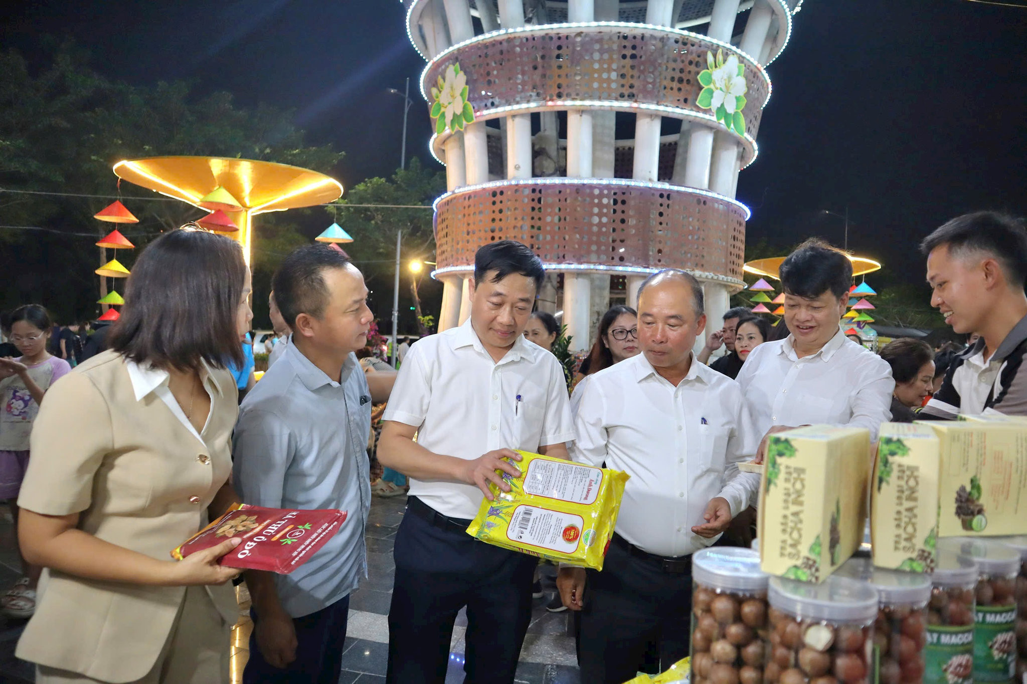 Các đại biểu tham quan gian hàng tại sự kiện