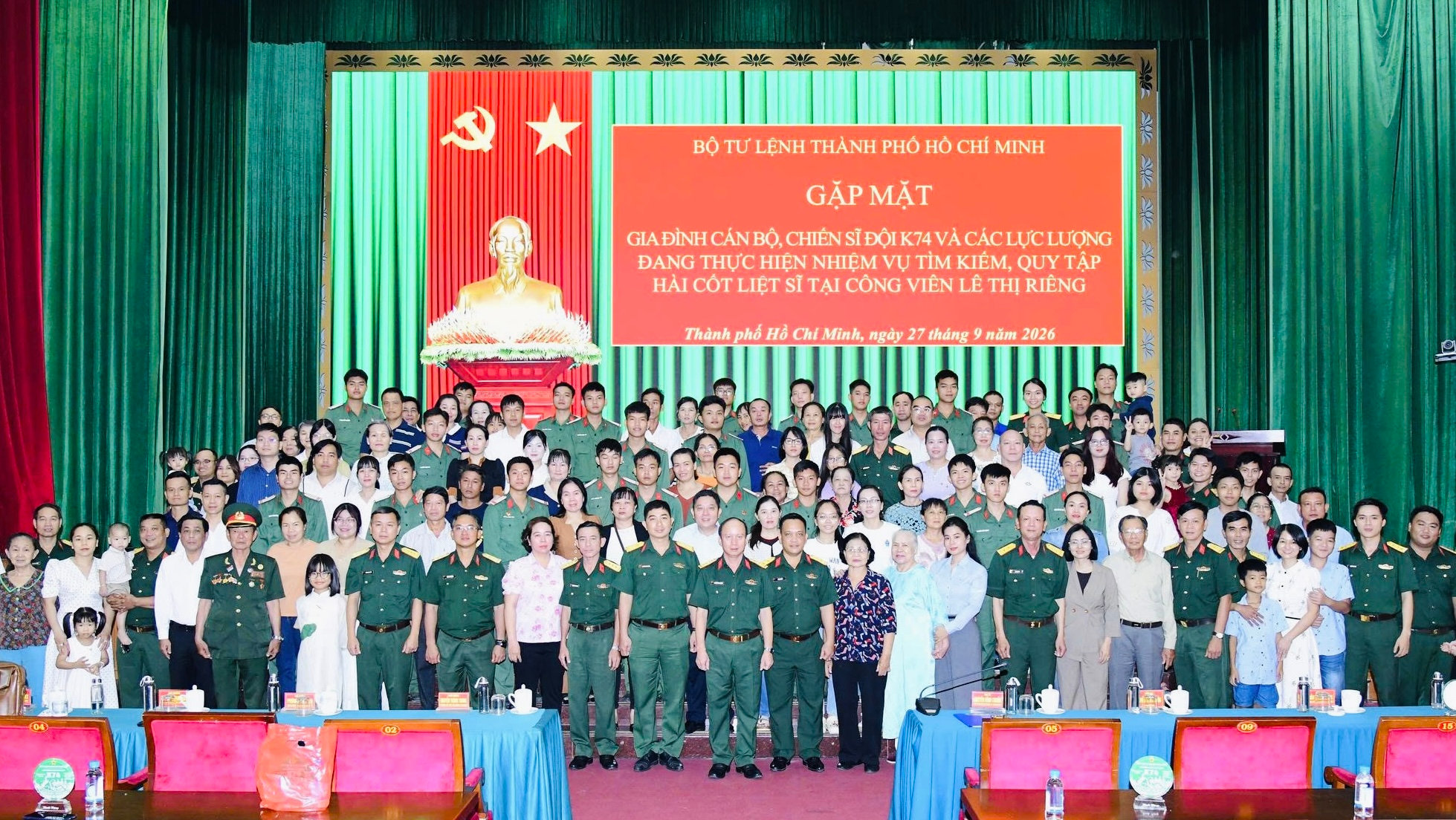 Các đại biểu chụp ảnh lưu niệm tại cuộc gặp mặt