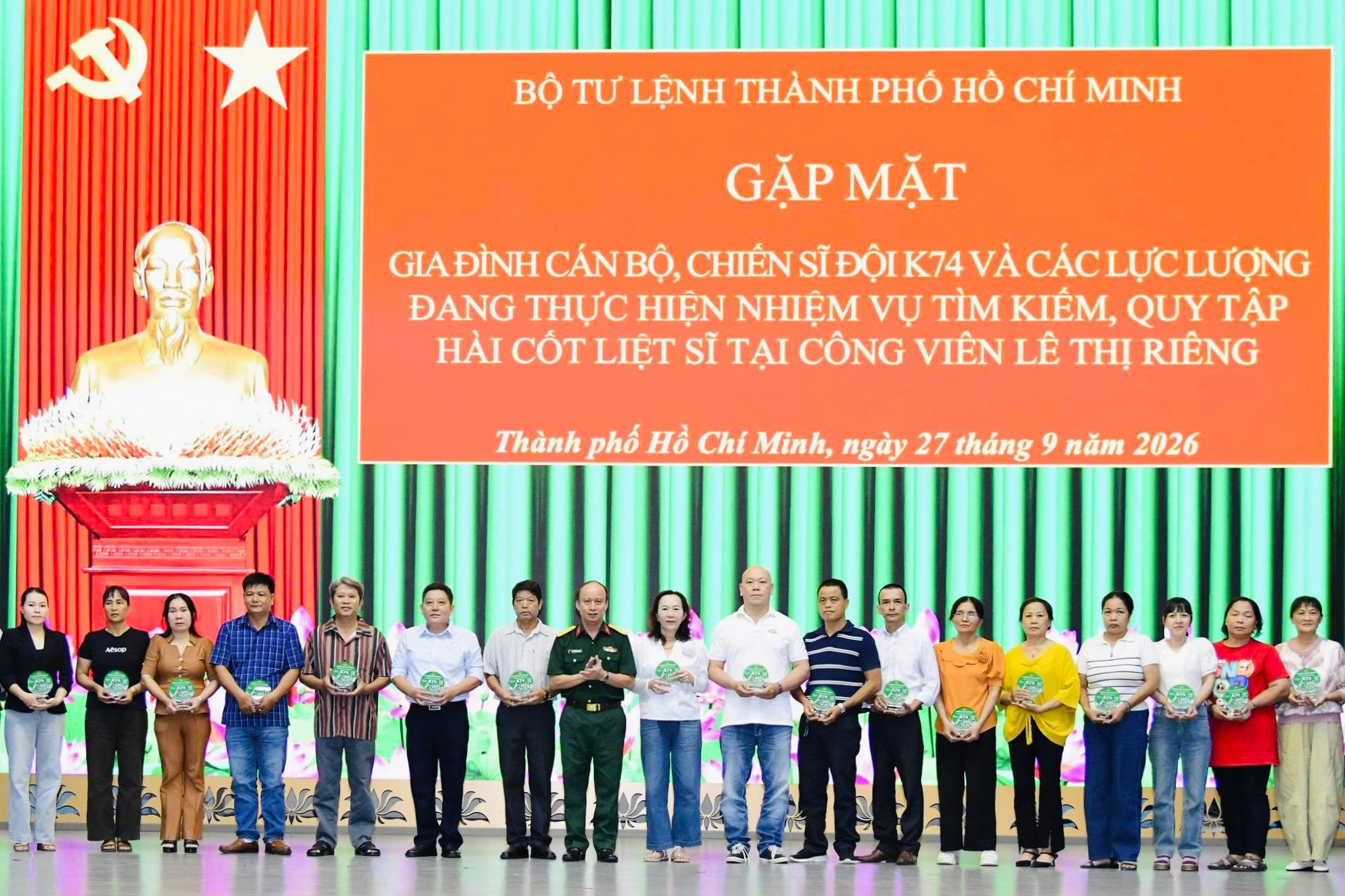 Phó Chính ủy Bộ Tư lệnh TP. Hồ Chí Minh, Đại tá Nguyễn Đình Chuẩn trao quà động viên thân nhân cán bộ, chiến sĩ Đội K74 và các lực lượng đang thực hiện nhiệm vụ