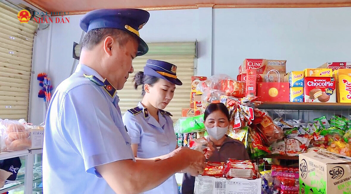 Kiểm tra nguồn gốc, nhãn mác và thời hạn sử dụng của các mặt hàng thực phẩm