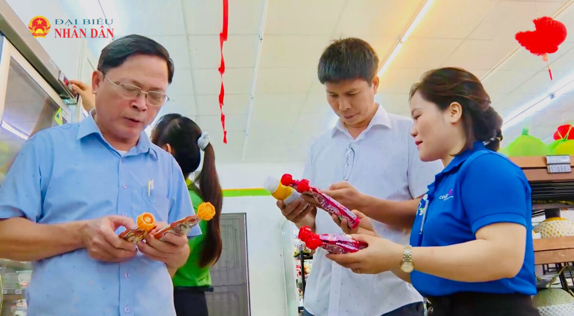 Phó Chi cục trưởng Chi cục An toàn vệ sinh thực phẩm Hà Tĩnh Phạm Bá Quyền kiểm tra hàng hóa tại cơ sở kinh doanh