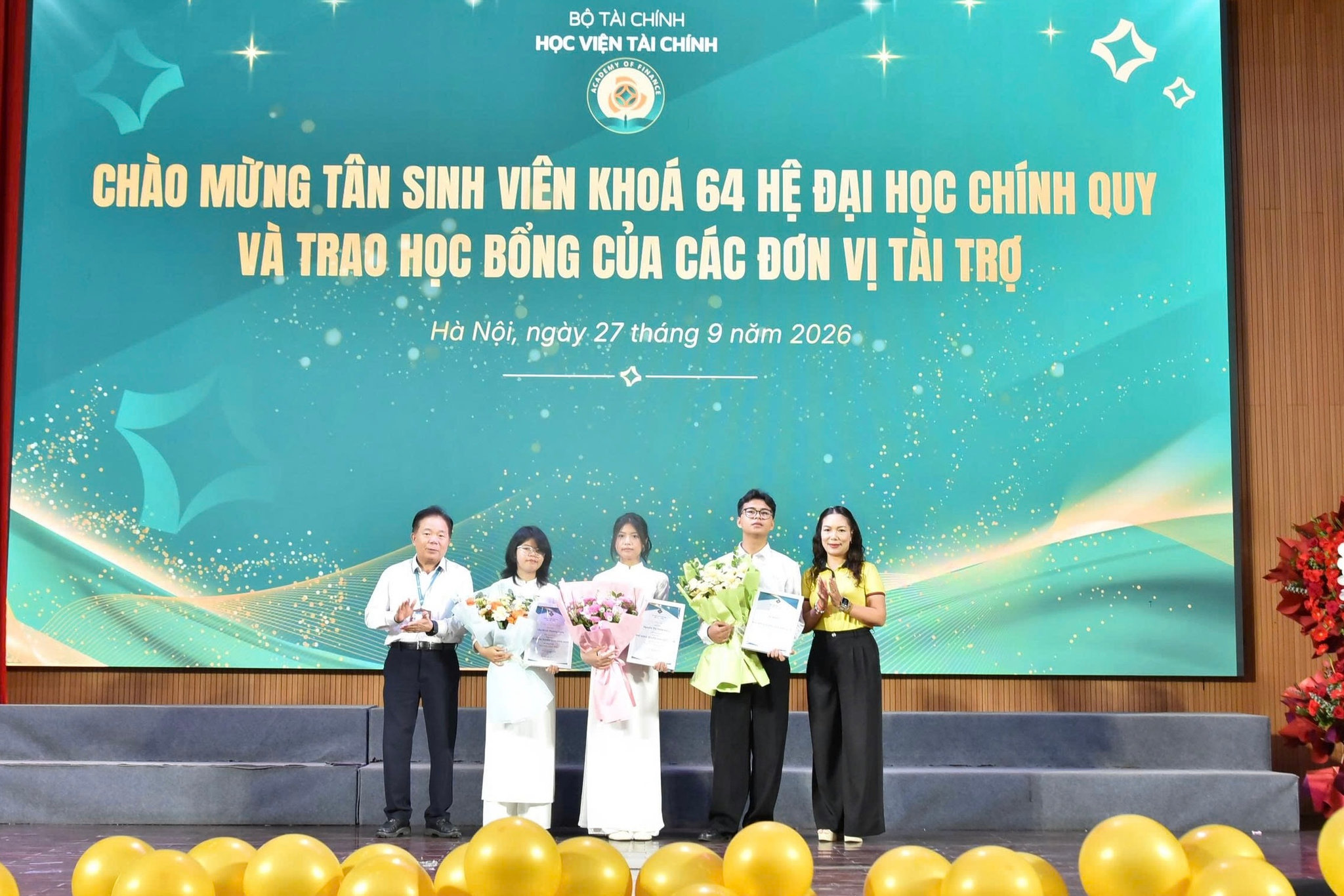 Đại diện Quỹ Phát triển giáo dục Tâm - Tài - Chính trao học bổng cho các Thủ khoa