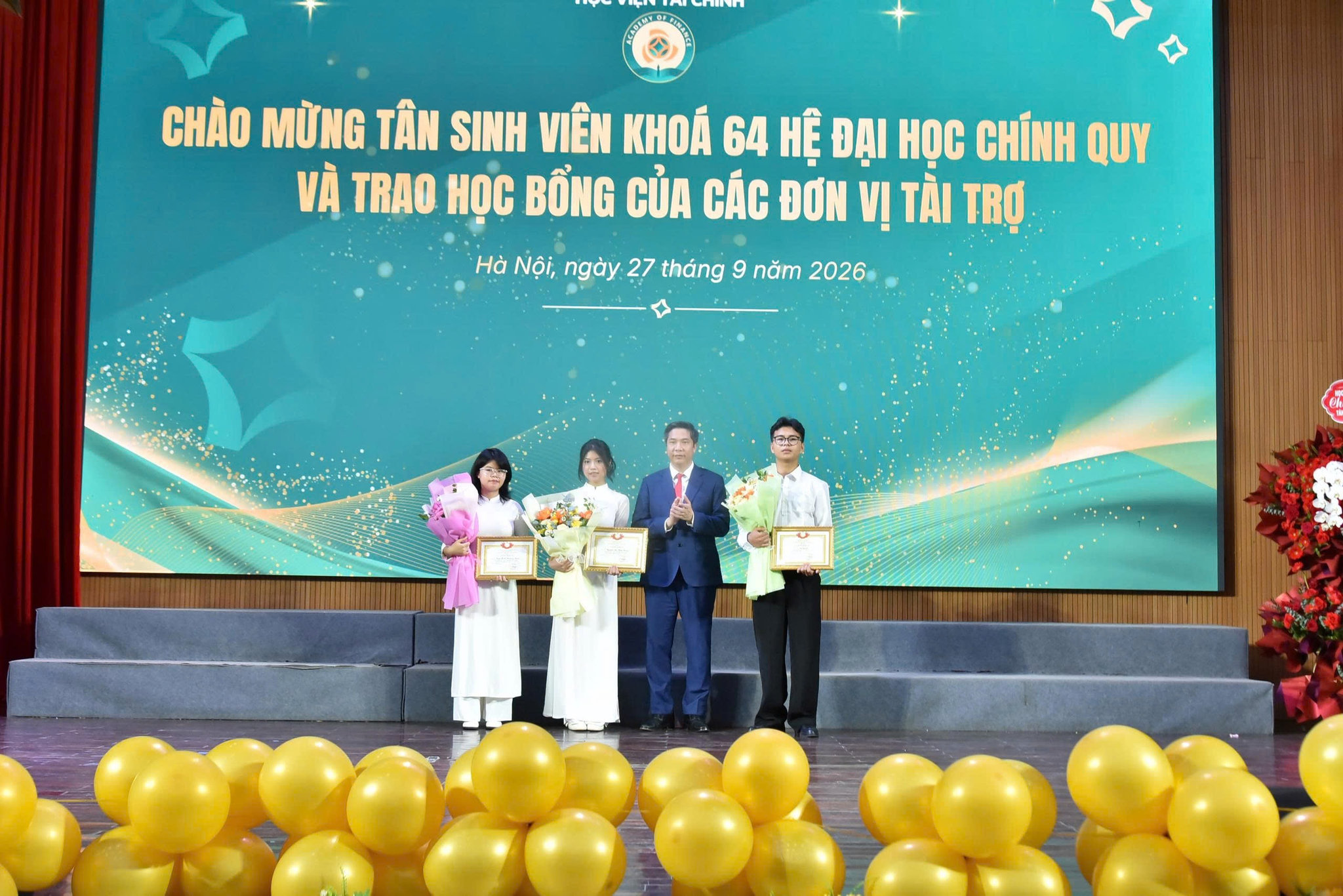 Lãnh đạo Học viện Tài chính khen thưởng các tân sinh viên là Thủ khoa, có thành tích xuất sắc trong kỳ tuyển sinh