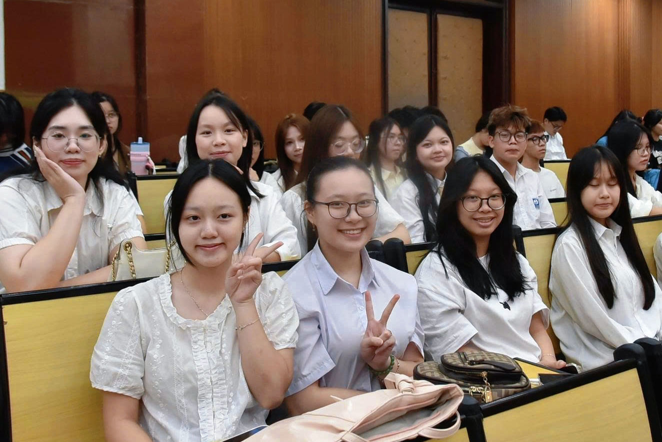Tân sinh viên Học viện Tài chính