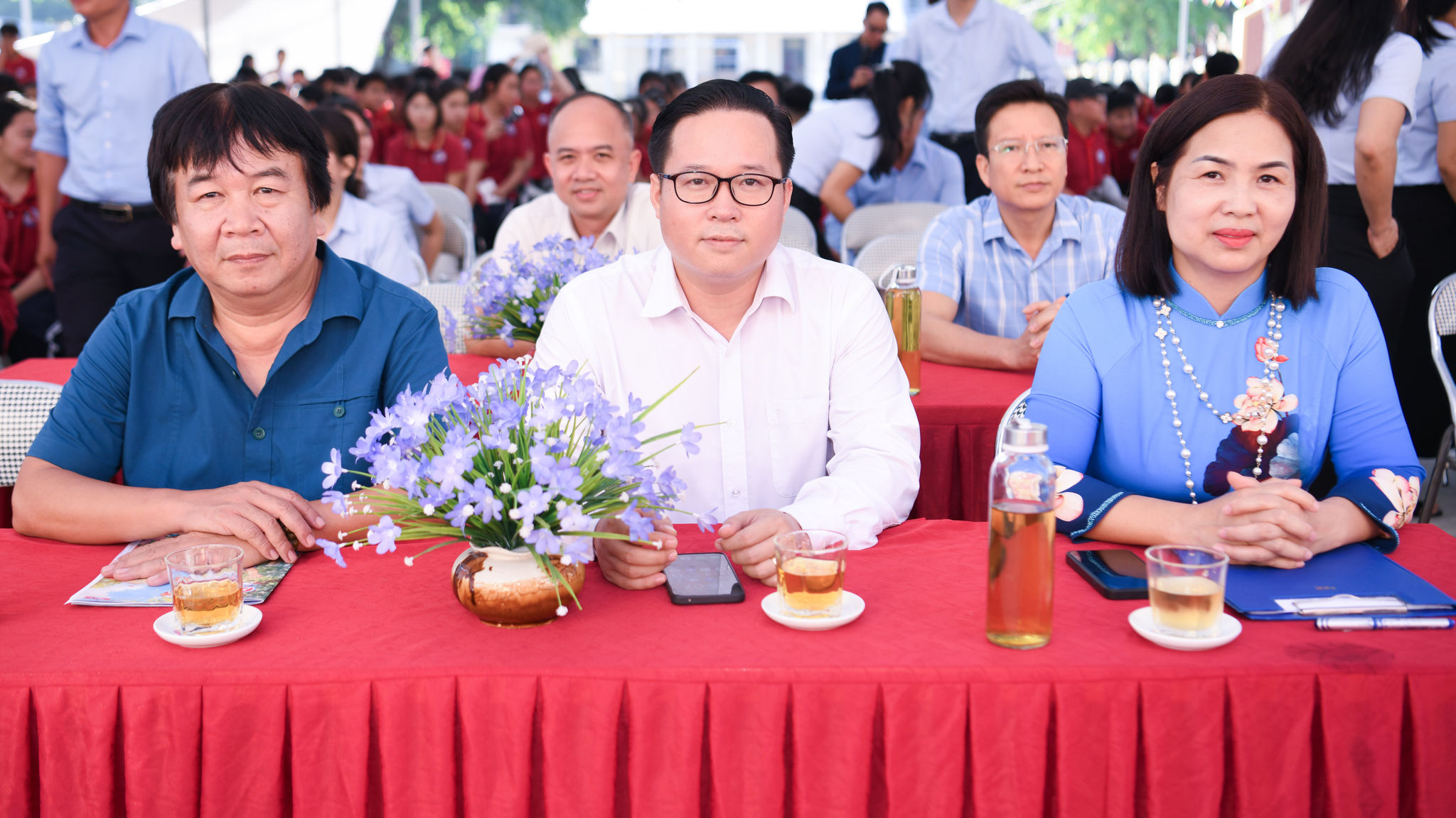 Lễ phát động chương trình ”Tiếng Anh cho em” được tổ chức tại trường Tiểu học 19-8 (bìa trái) và trường Tiểu học và THCS Lê Văn Hiến.