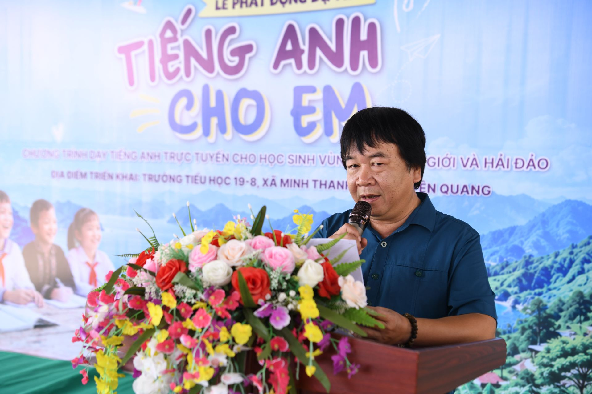 Nhà báo Phan Việt Hùng phát động chương trình ”Tiếng Anh cho em”.
