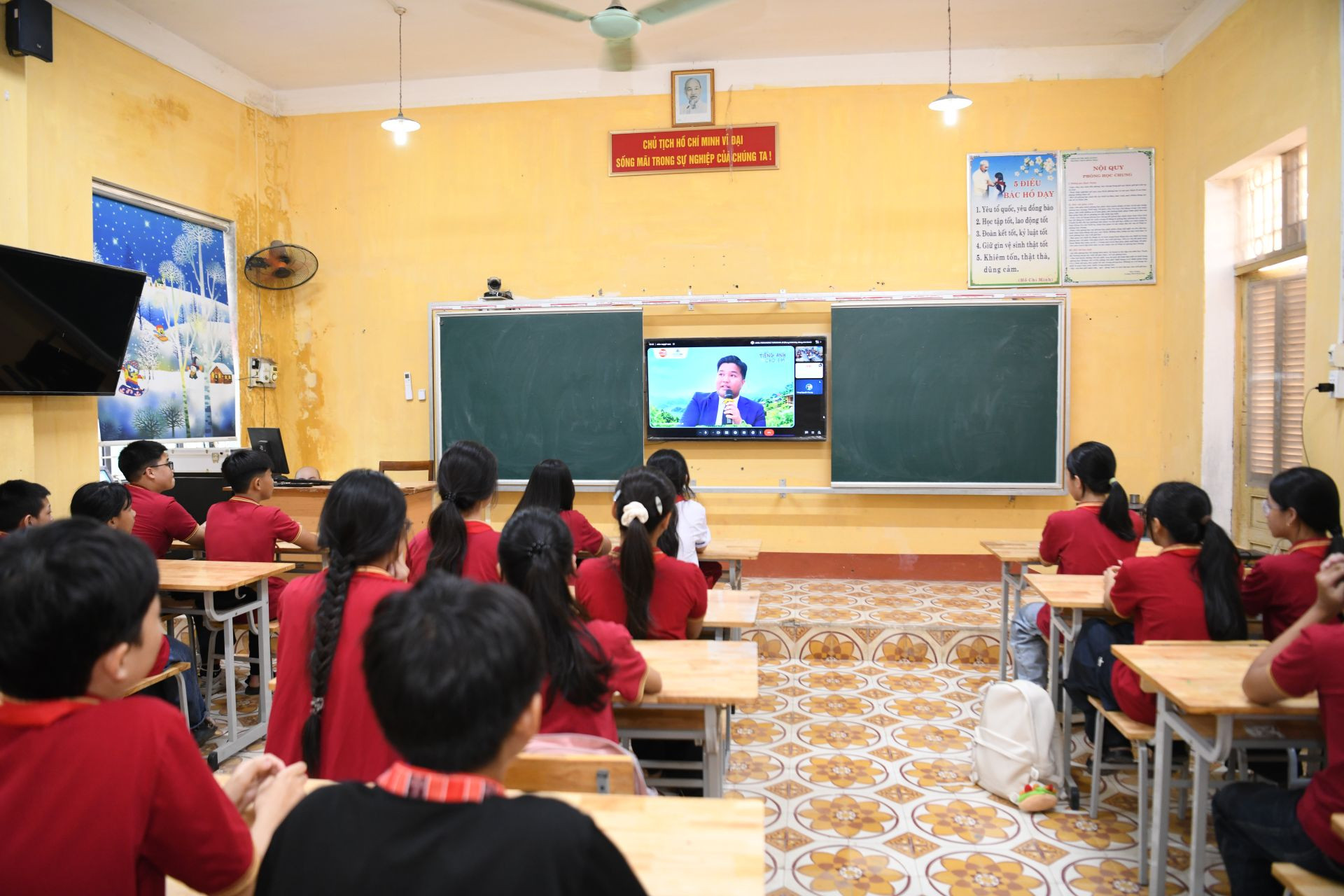 Các bạn học sinh 2 ngôi trường trải nghiệm phương pháp học tập mới, kết nối trực tuyến với giáo viên nước ngoài.