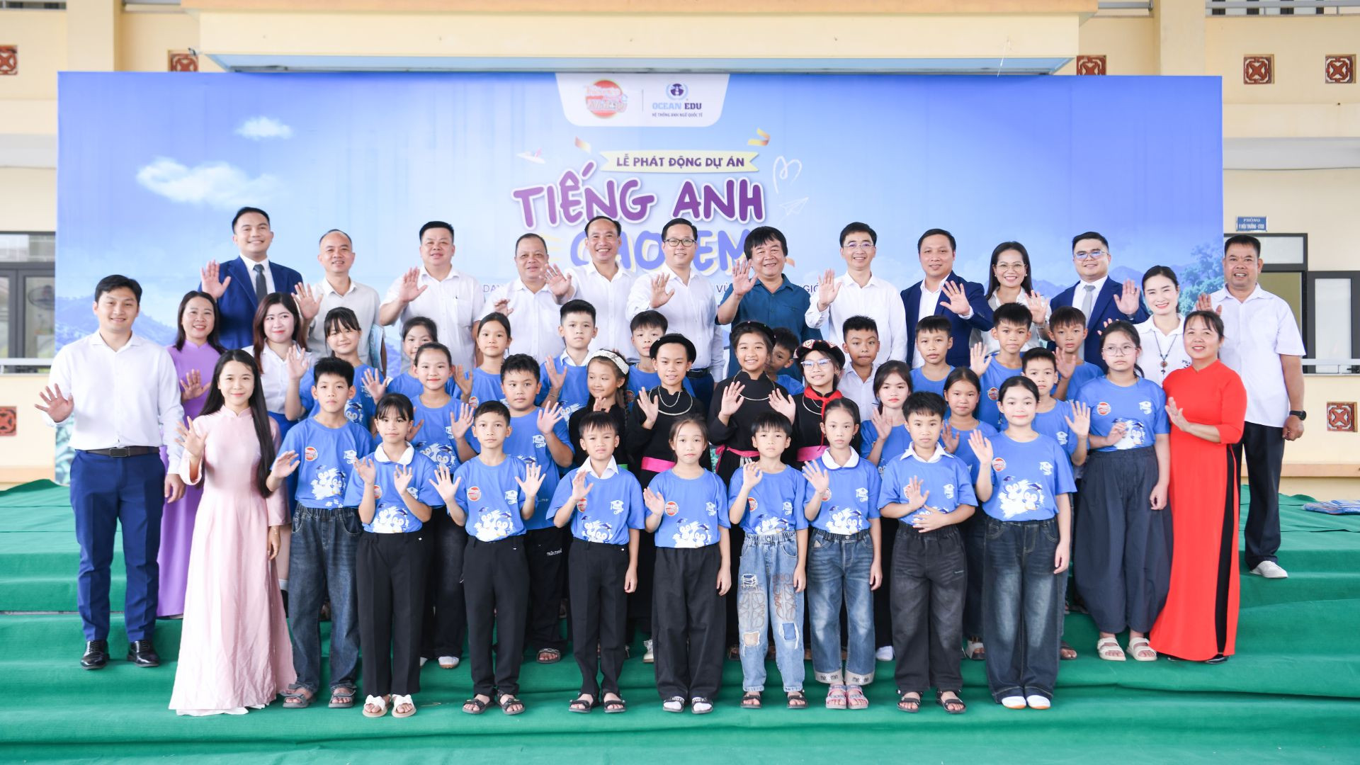 Các đại biểu chụp ảnh lưu niệm tại chương trình.