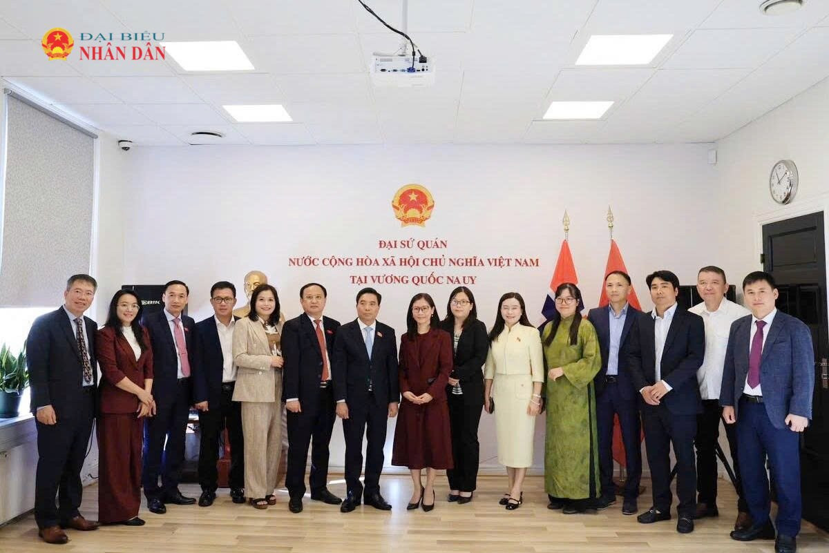 Phó Chủ tịch Quốc hội Nguyễn Doãn Anh với cộng đồng người Việt Nam tại Na Uy và đại diện các hội, đoàn Việt Nam tại Na Uy
