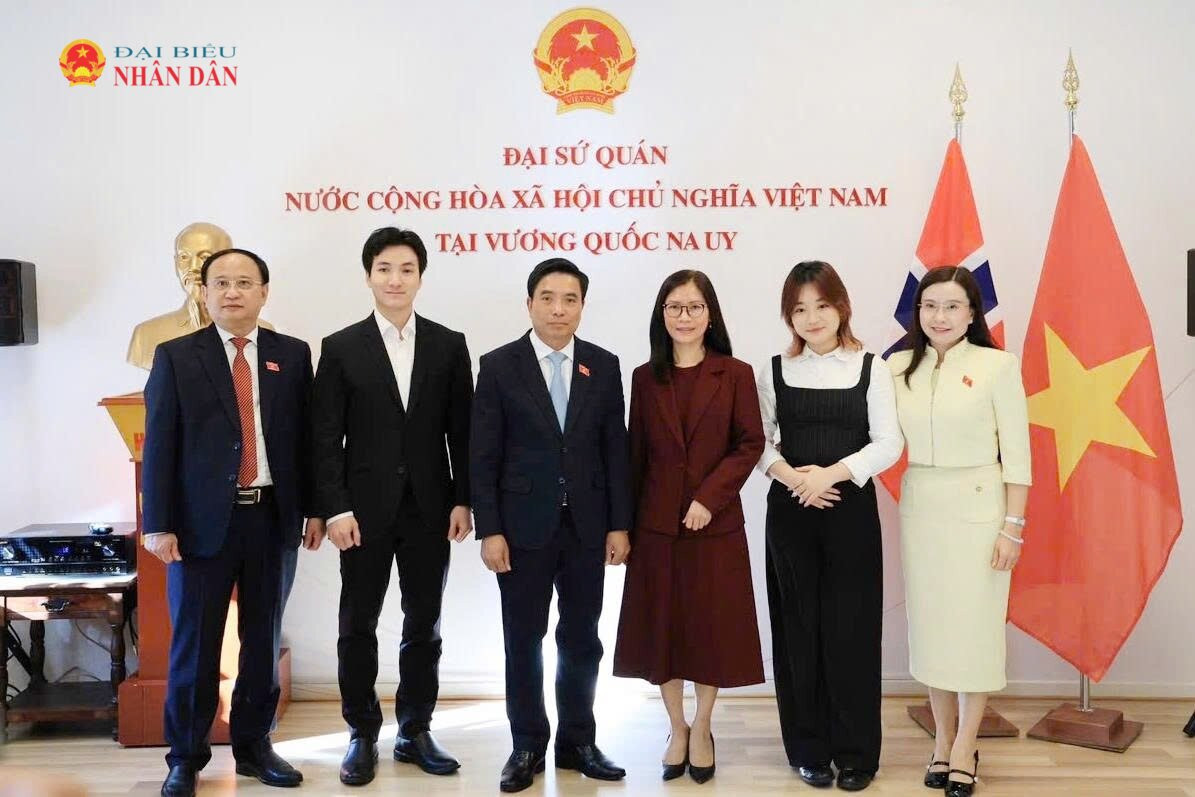 Phó Chủ tịch Quốc hội Nguyễn Doãn Anh với cộng đồng người Việt Nam tại Na Uy và đại diện các hội, đoàn Việt Nam tại Na Uy