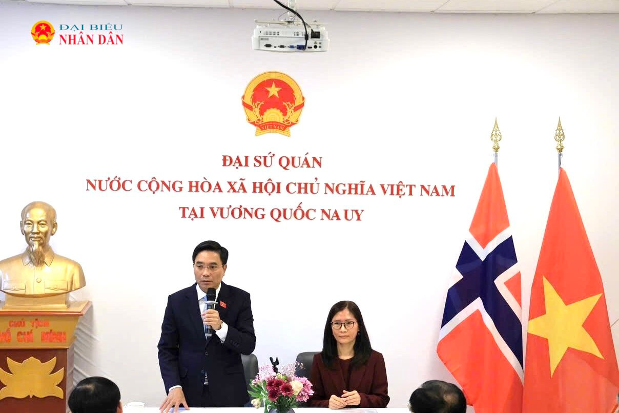 Phó Chủ tịch Quốc hội Nguyễn Doãn Anh phát biểu tại buổi gặp cán bộ, nhân viên Đại sứ quán và đại diện cộng đồng người Việt Nam tại Na Uy
