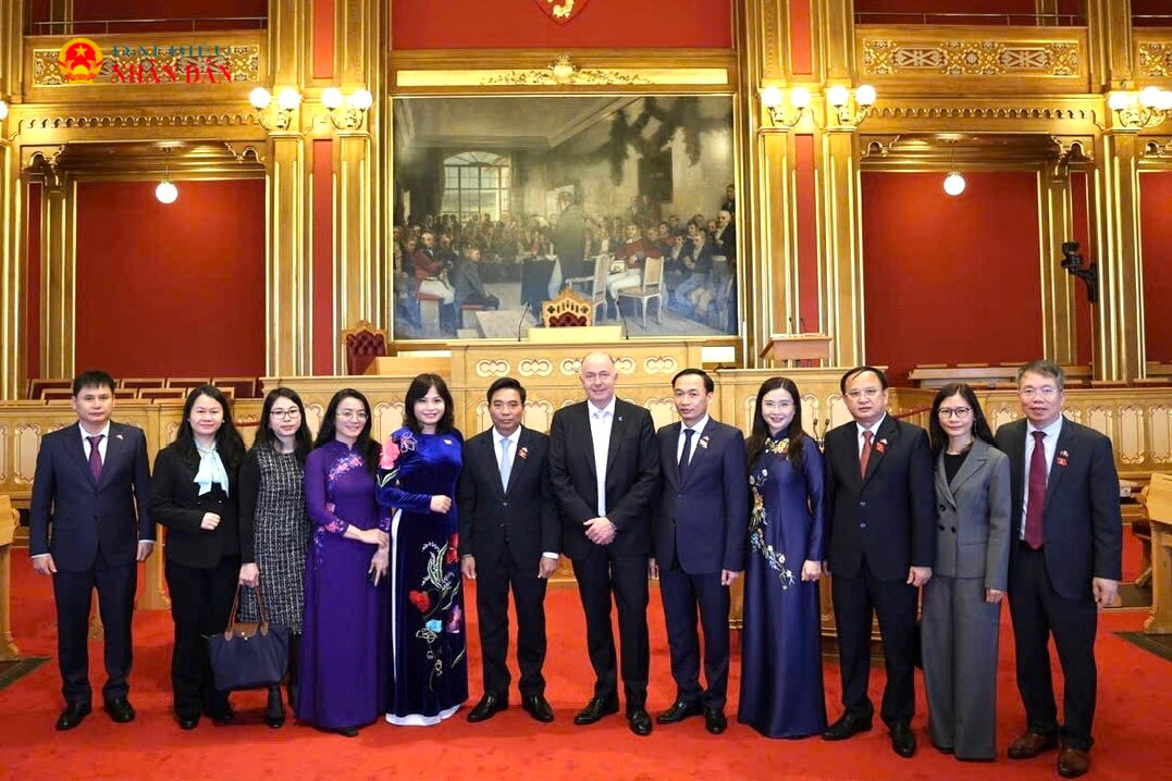 Phó Chủ tịch Quốc hội Nguyễn Doãn Anh, Phó Chủ tịch thứ nhất Quốc hội Na Uy Morten Stordalen và các đại biểu tại Nhà Quốc hội Na Uy