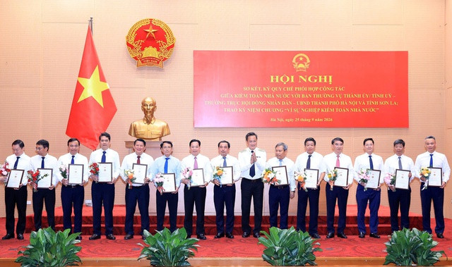 Tổng Kiểm toán Nhà nước Nguyễn Hữu Nghĩa trao tặng Kỷ niệm chương ”Vì sự nghiệp Kiểm toán nhà nước” cho các đại biểu