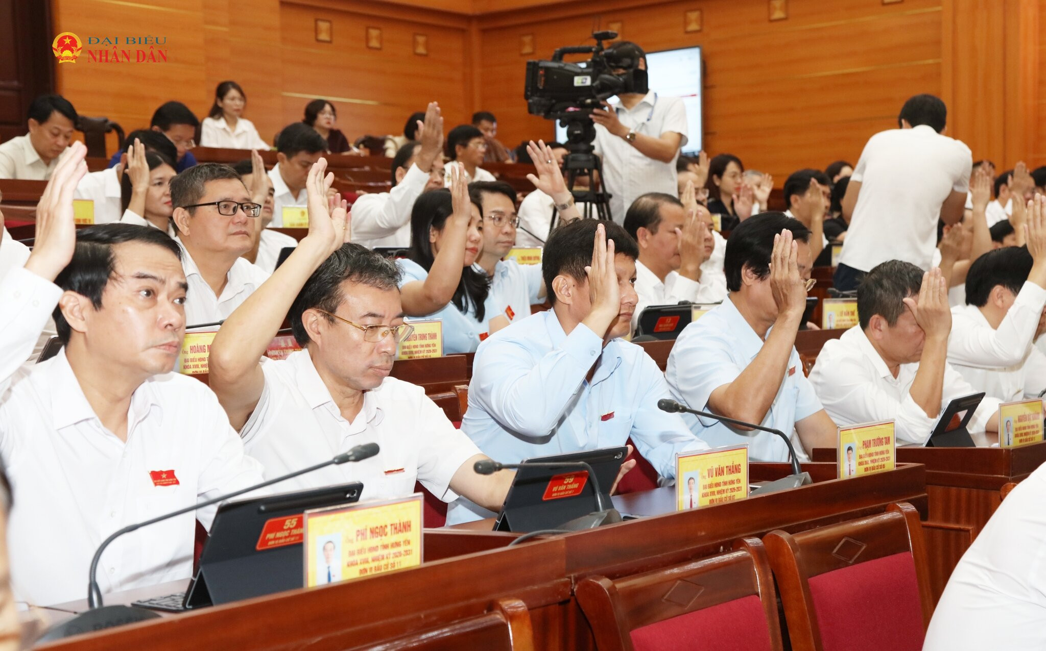 Đại biểu biểu quyết thông qua các nghị quyết tại kỳ họp